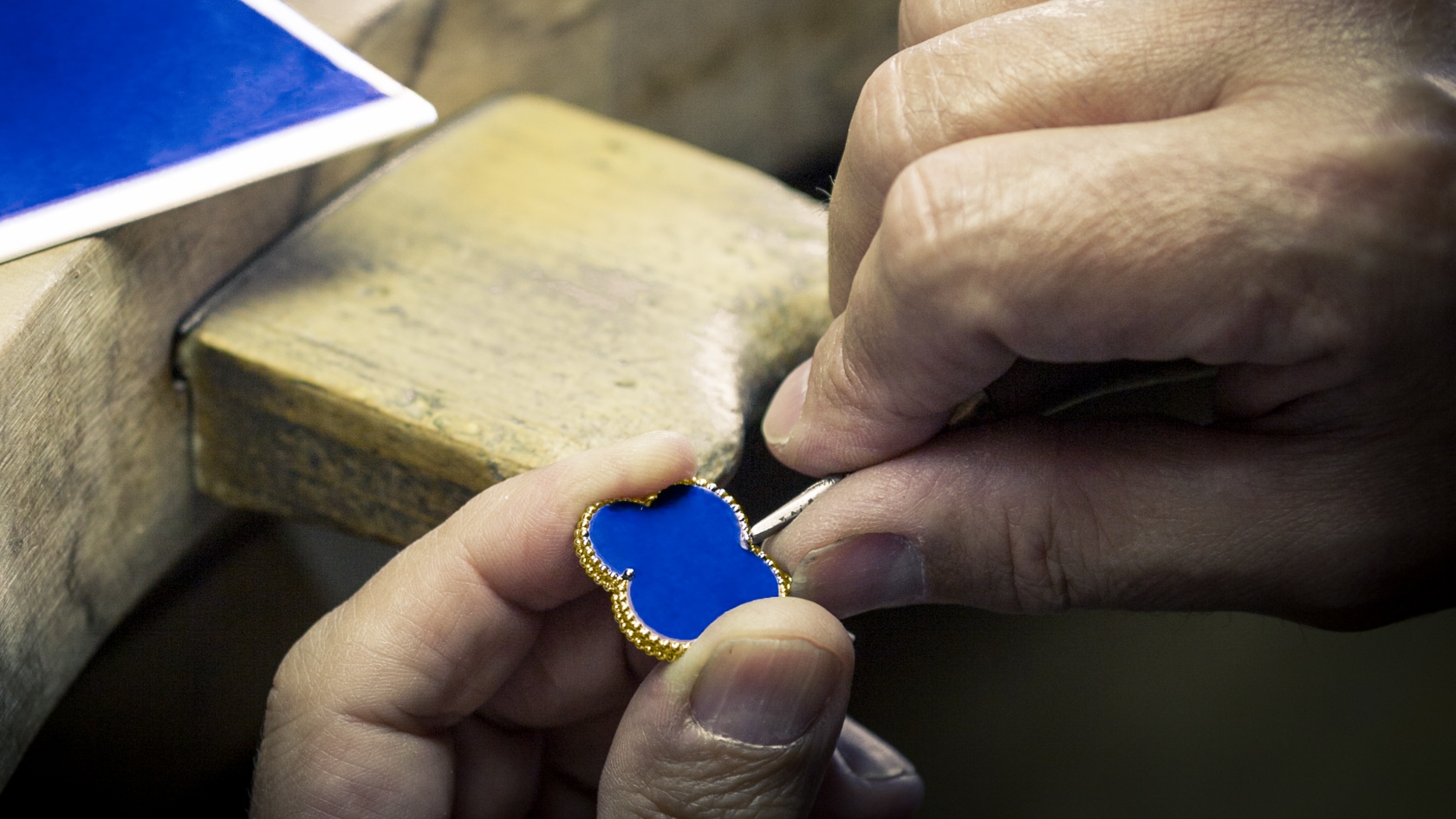 Setting work, Magic Alhambra pendant, yellow gold, blue Sèvres porcelain, Van Cleef & Arpels