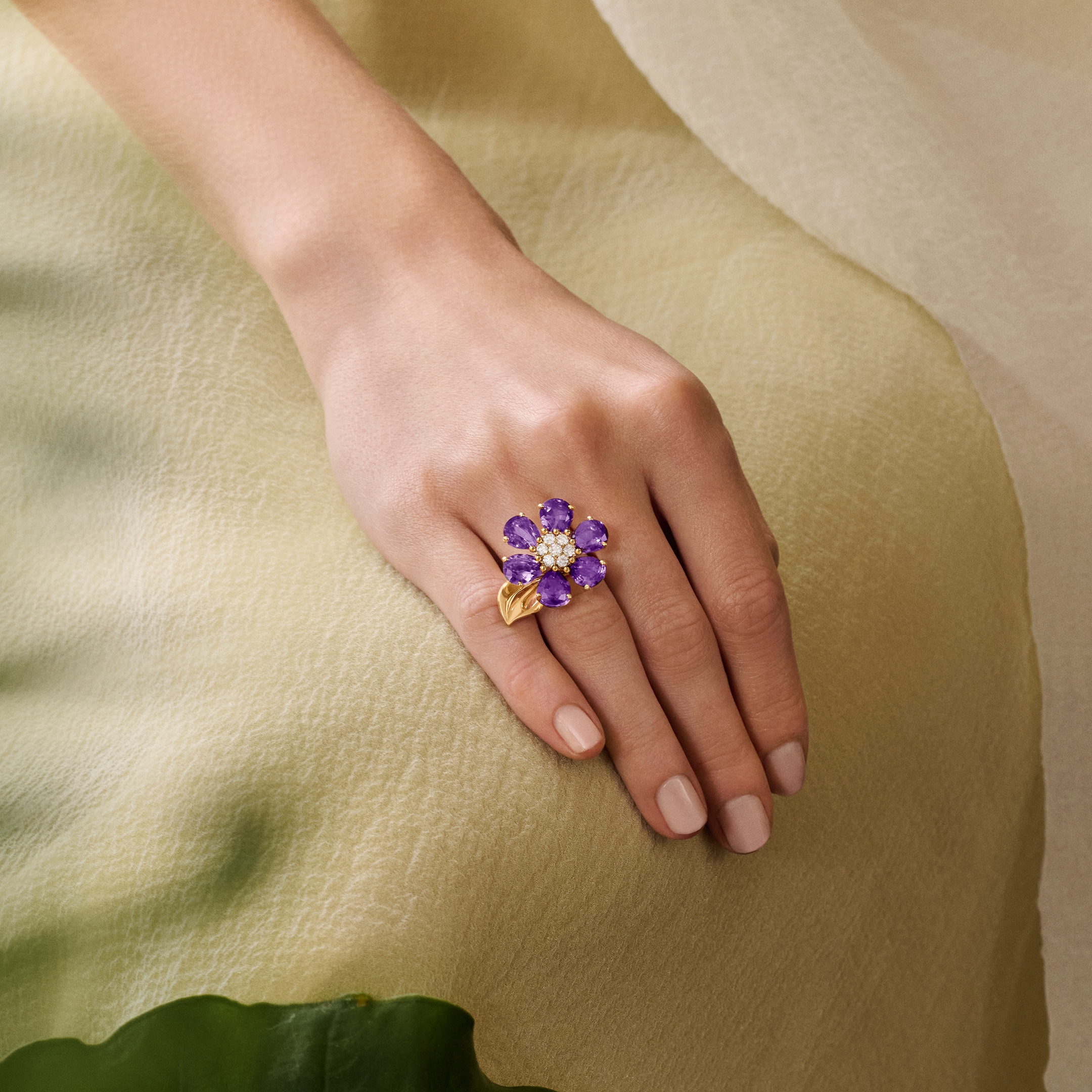 Fleurs d’Hawaï ring, large model, yellow gold, amethysts, diamonds. Fleurs d'Hawaï collection, Van Cleef & Arpels.
