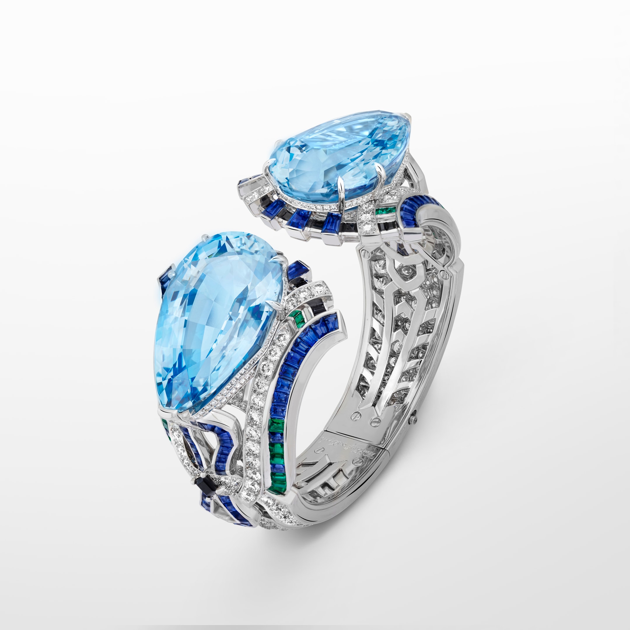 Fiore手镯。白K金，1颗50.87克拉的梨形海蓝宝石，1颗50.50克拉的梨形海蓝宝石，蓝宝石，祖母绿，黑色尖晶石，钻石。Romeo & Juliet系列，2019年