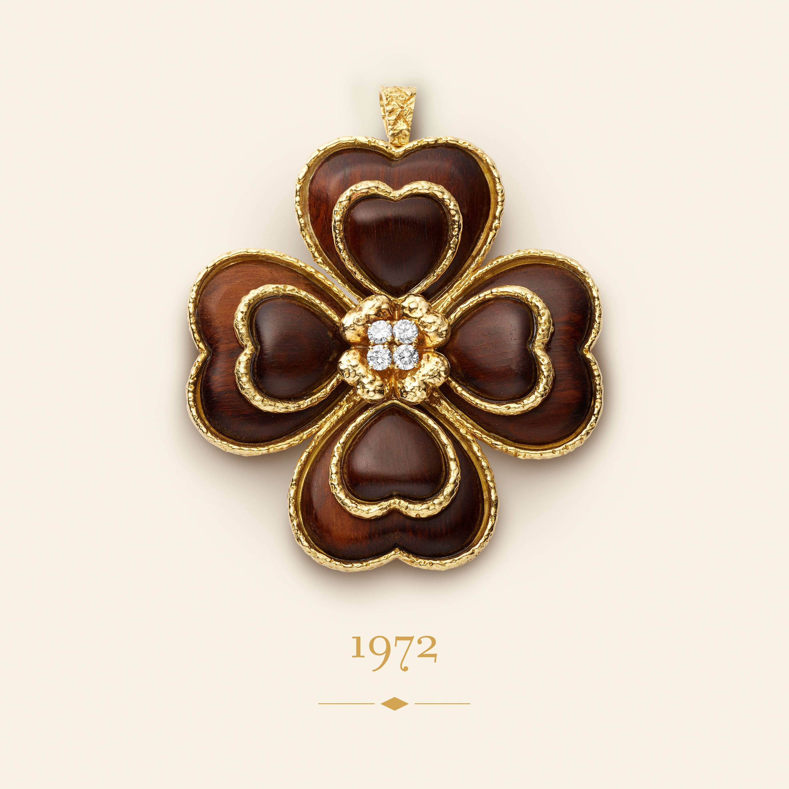 Clover pendant-clip, 1972​. Yellow gold, white gold, letterwood, diamonds​. Van Cleef & Arpels Collection.