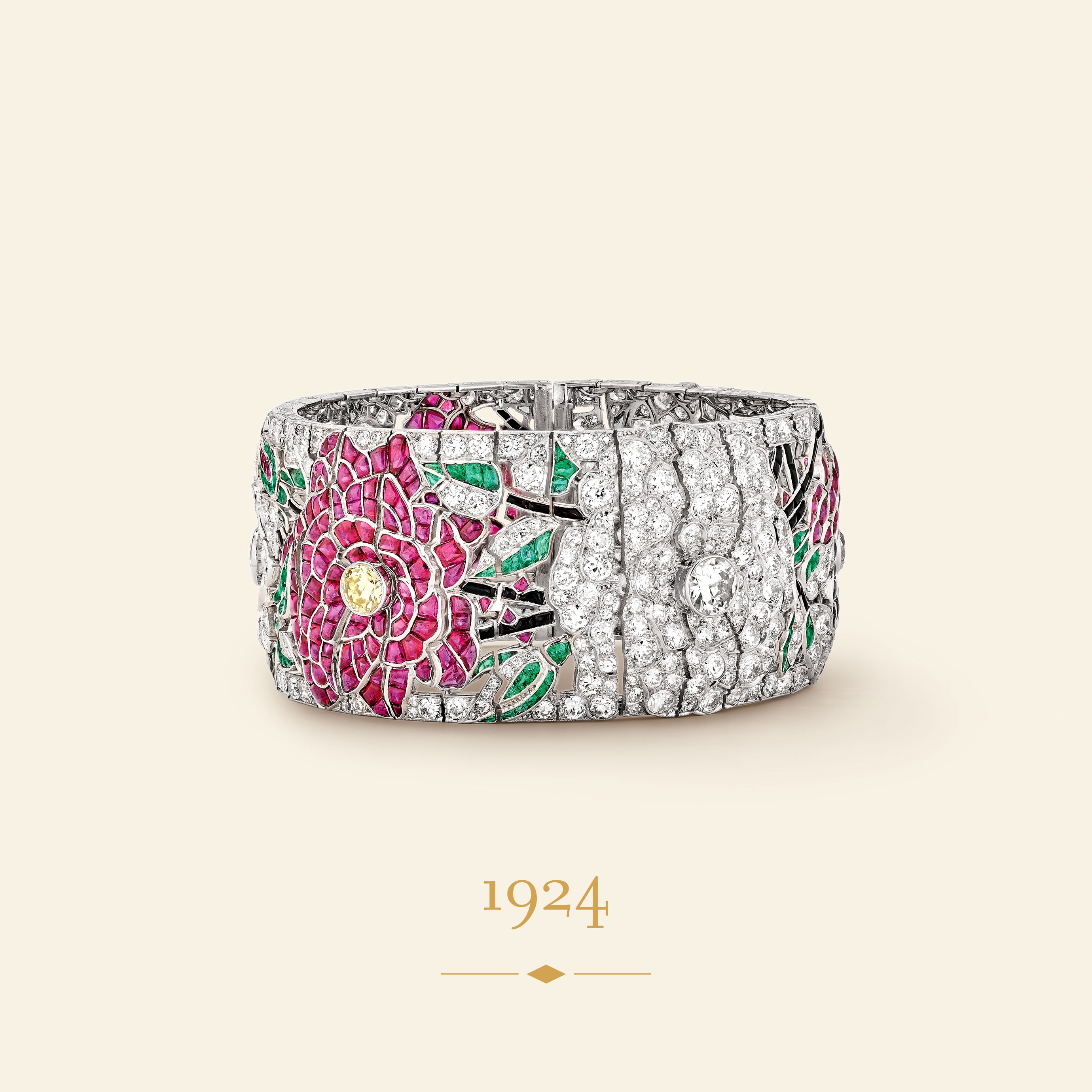 Entwined Flowers, Red and White Roses手镯，1924年。铂金，祖母绿，红宝石，缟玛瑙，黄钻，钻石。Van Cleef & Arpels梵克雅宝典藏。