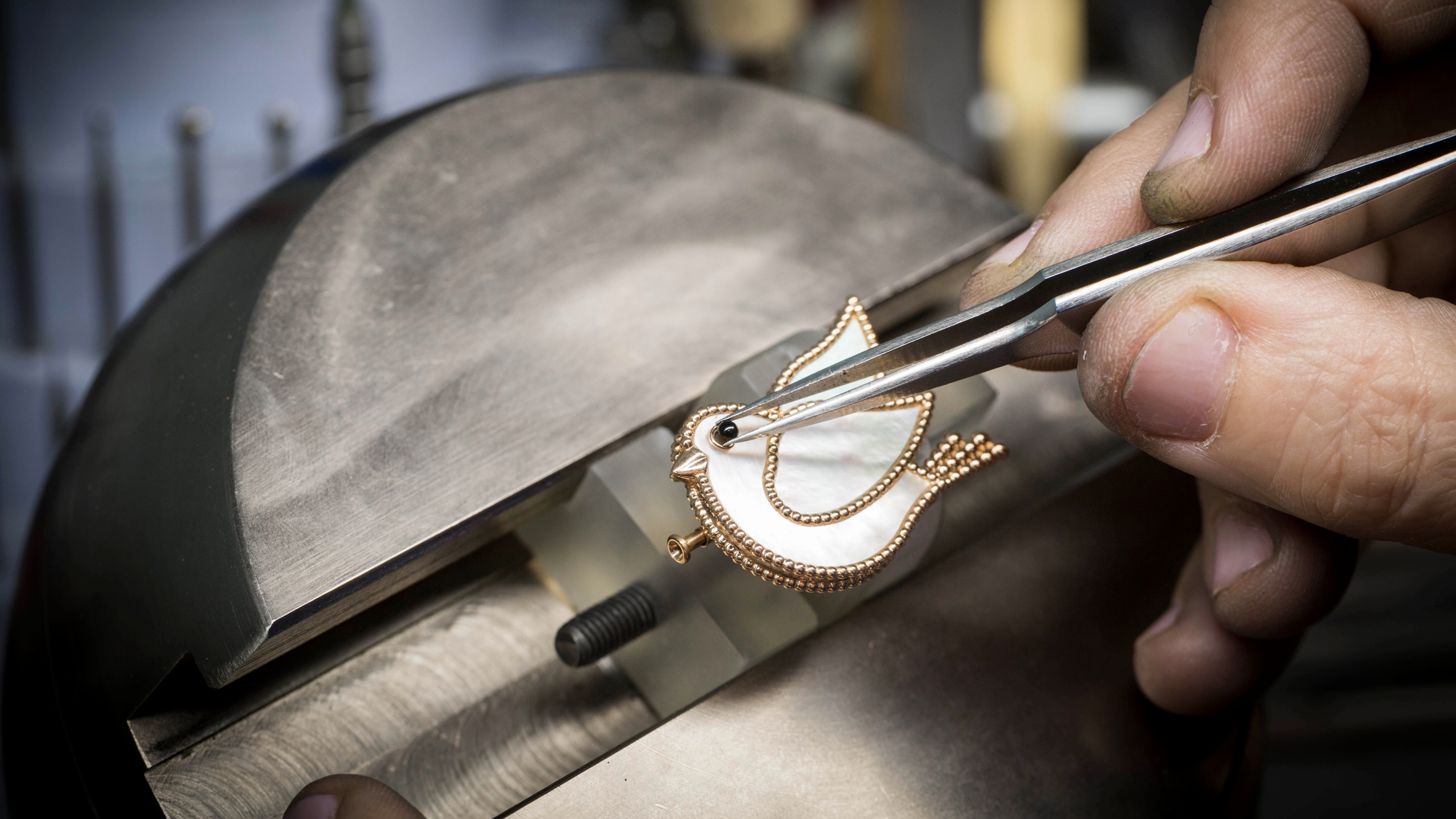 调整缟玛瑙眼睛的位置，Lucky Animals Dove胸针，玫瑰金，珍珠母贝，缟玛瑙