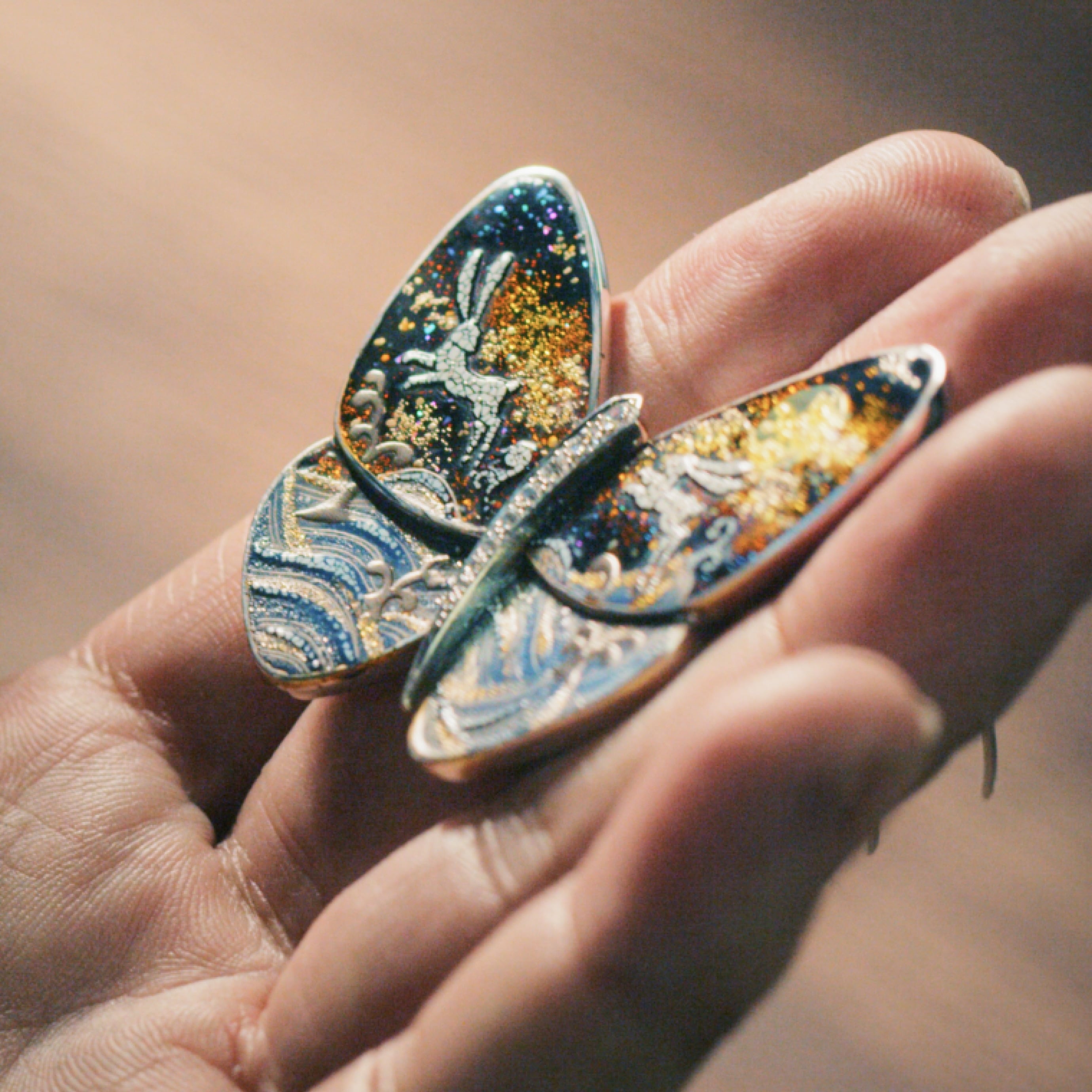 Tobiusagi lacquered butterfly胸针，白K金，灰色珍珠母贝，钻石，Van Cleef & Arpels梵克雅宝