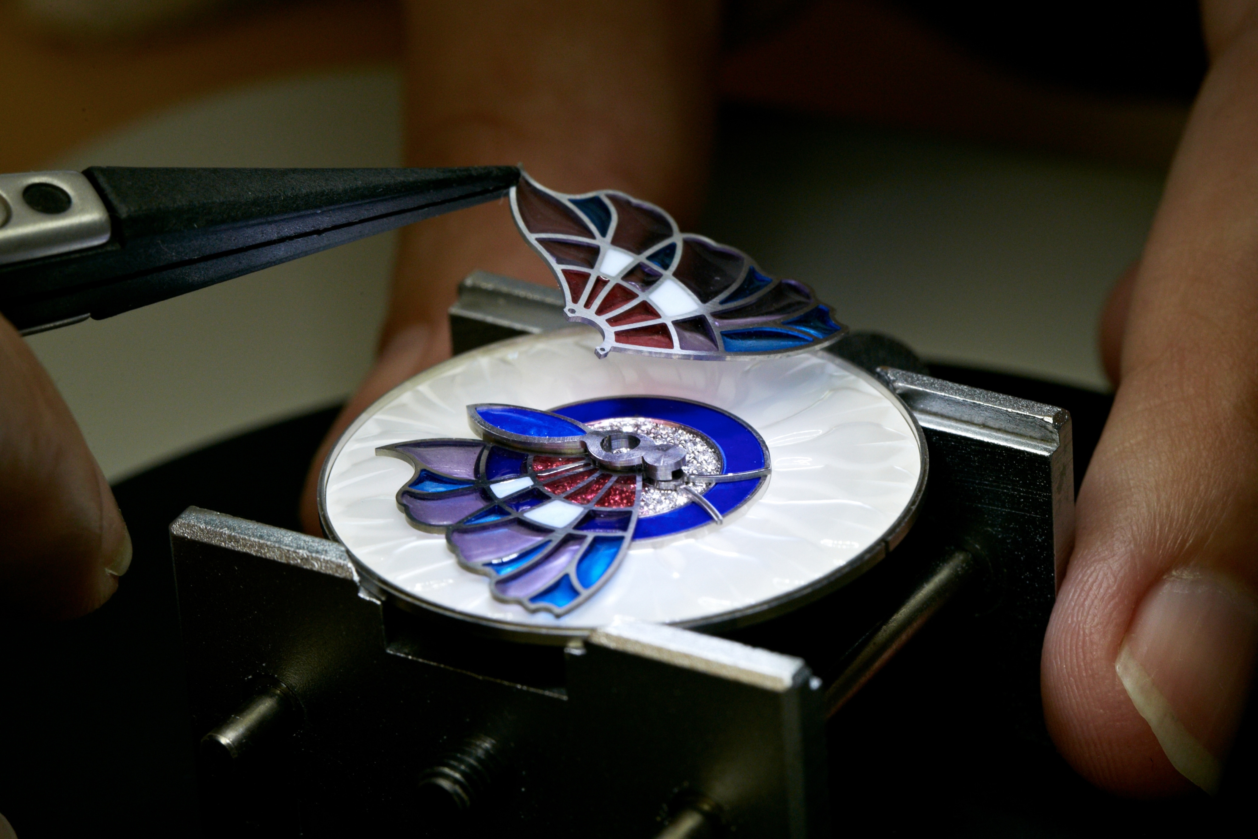 调整表盘上彩绘玻璃珐琅蝴蝶的翅膀，Lady Arpels Papillon Extraordinaire腕表，Extraordinary Dials非凡表盘腕表系列，Van Cleef & Arpels梵克雅宝