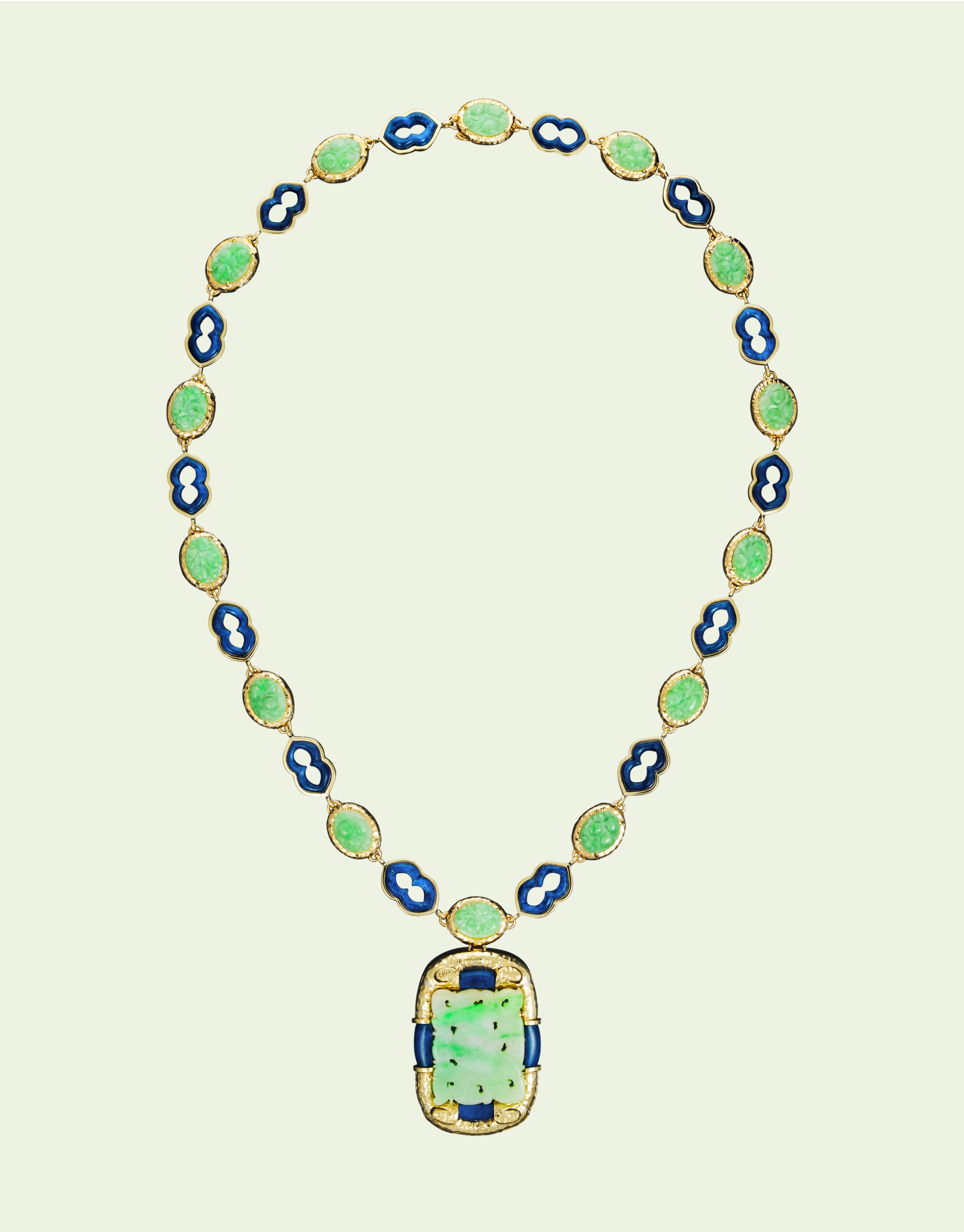 项链,1973年,黄K金,雕刻翡翠,青金石。Van Cleef & Arpels梵克雅宝典藏系列。