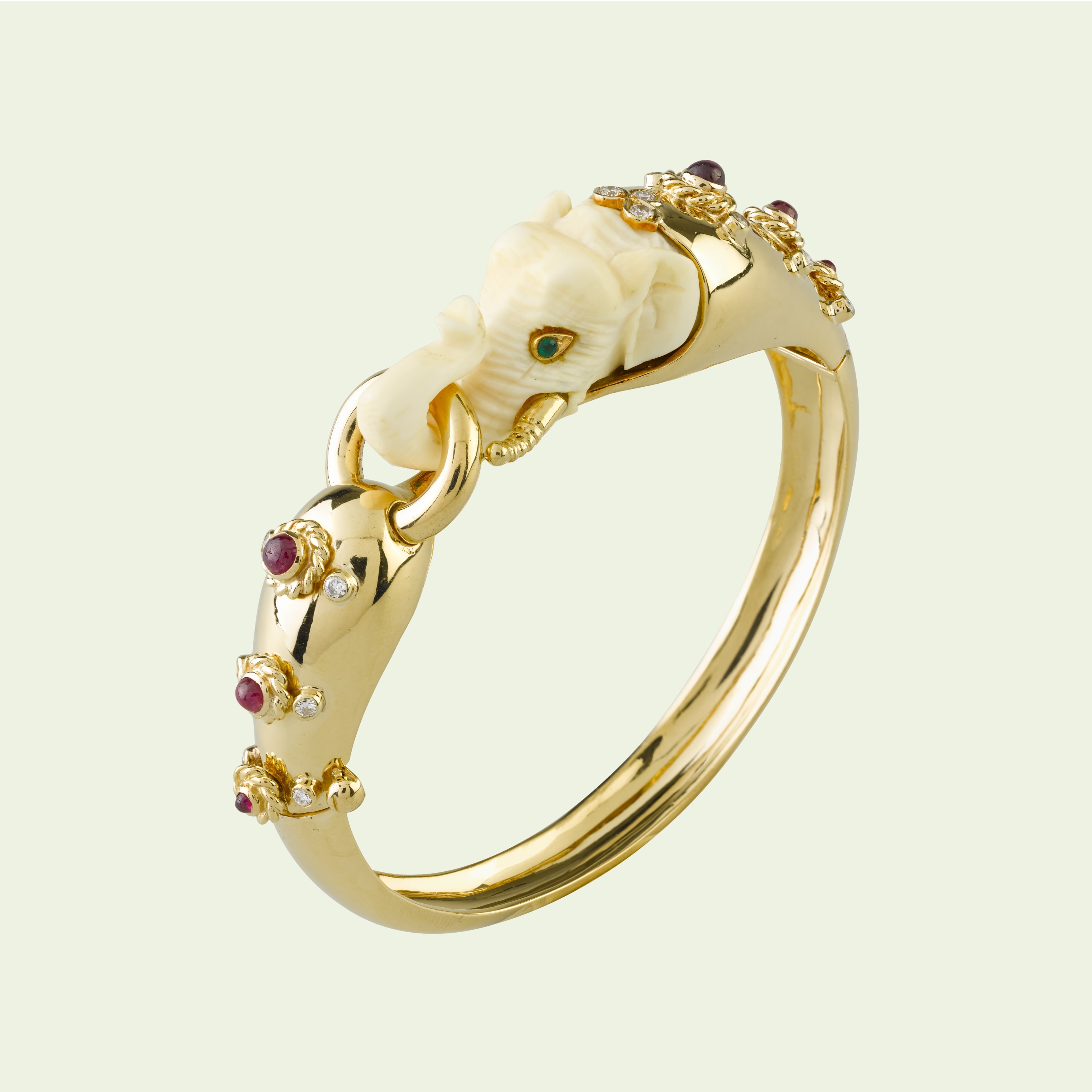 Elephant手镯,1978年,黄K金,祖母绿,红宝石,海螺壳,钻石。Van Cleef & Arpels梵克雅宝典藏系列。