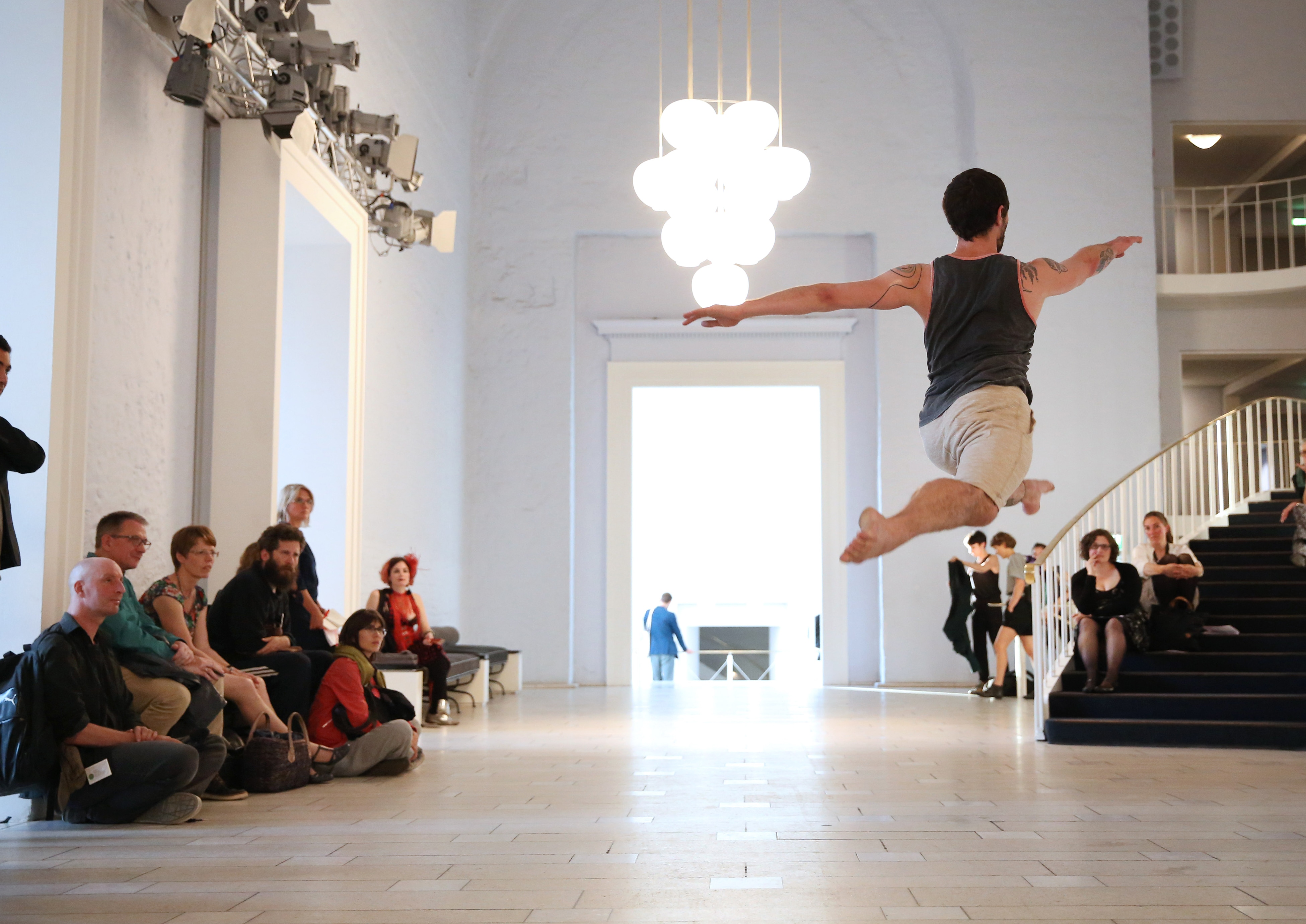 Boris Charmatz编排的《20 danseurs pour le Xxe siècle》。由Anja Beutler掌镜拍摄。Van Cleef & Arpels梵克雅宝