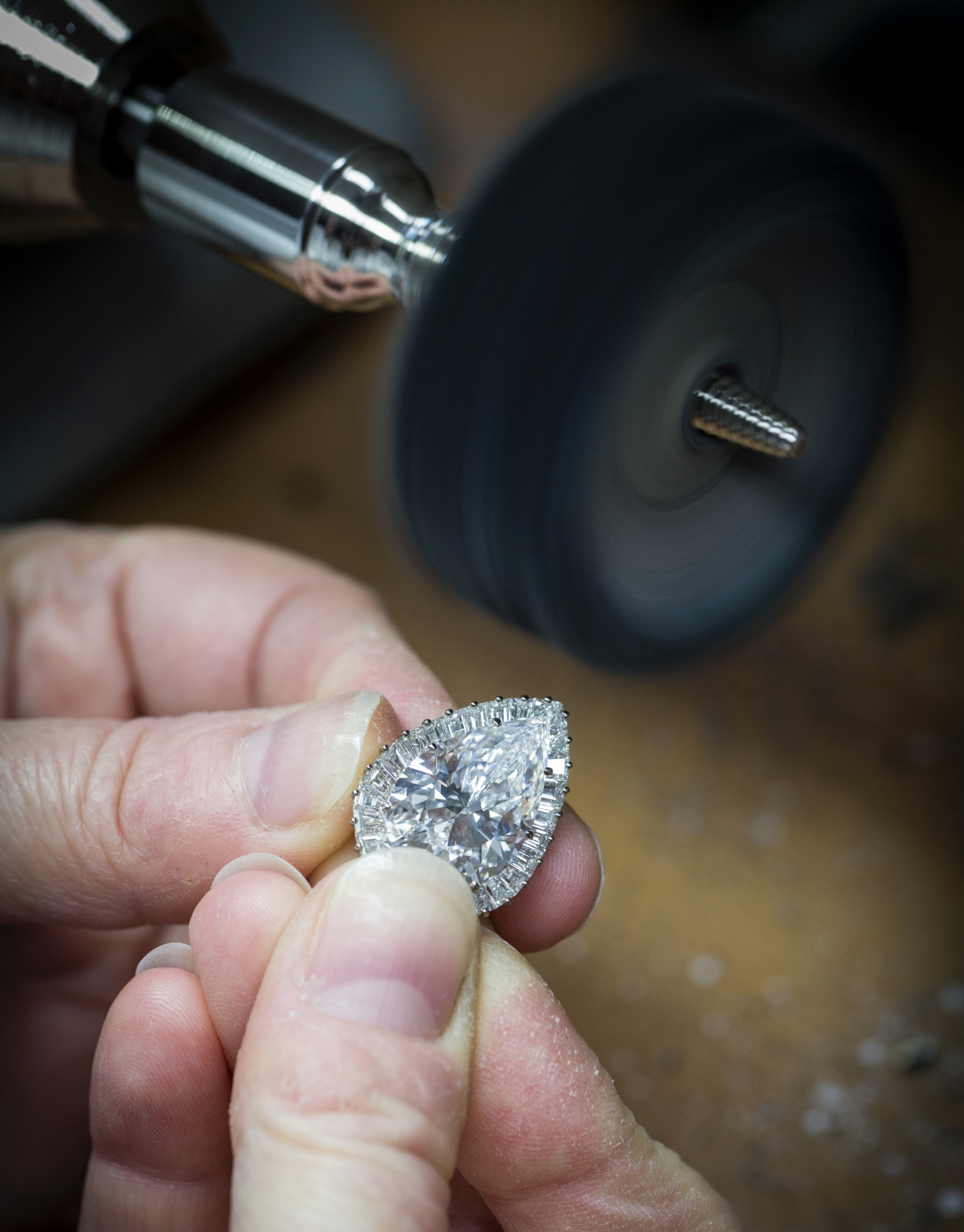 Polishing of the mounting of the center diamond, Van Cleef & Arpels