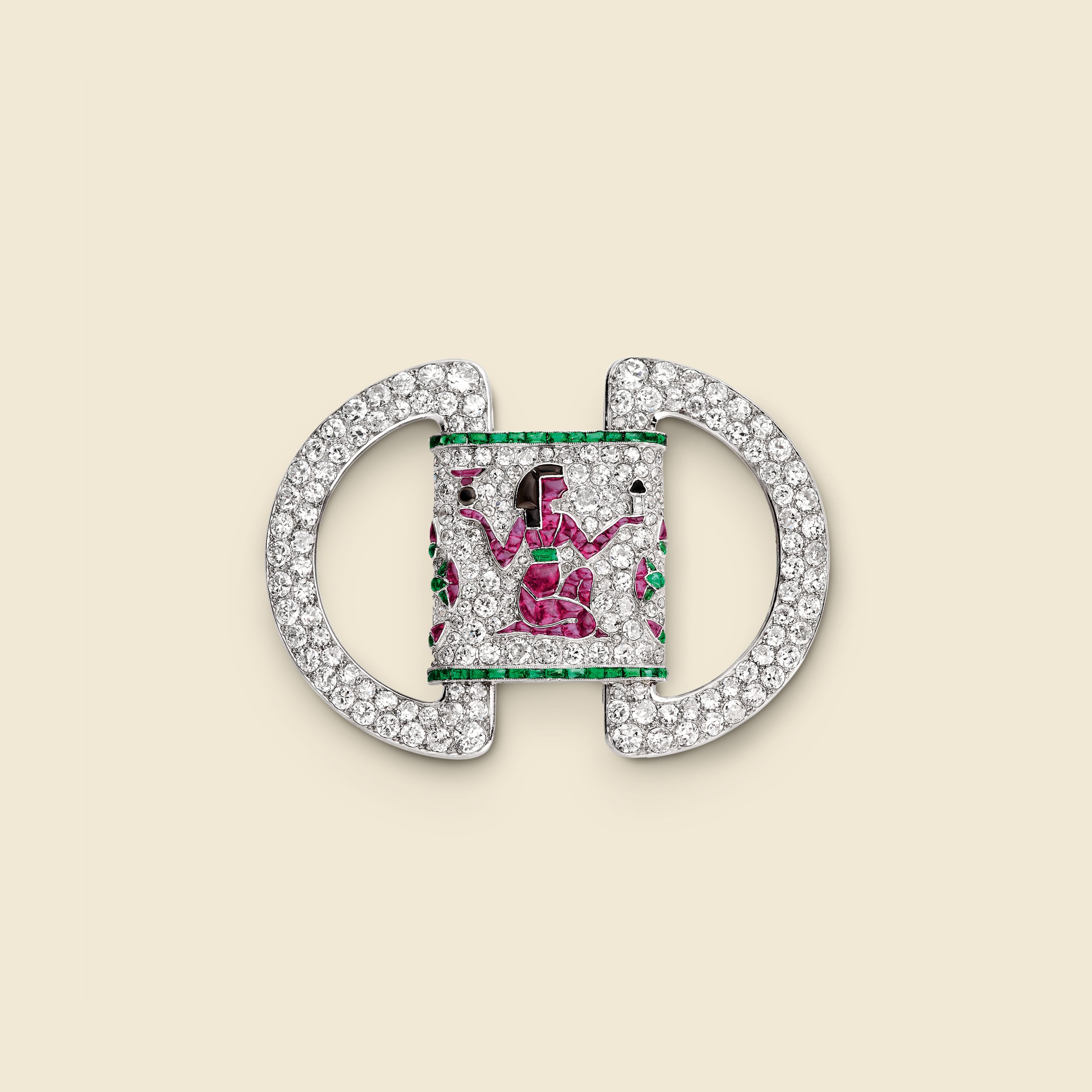 "埃及灵感胸针，1925年，铂金，祖母绿，红宝石，缟玛瑙，钻石 Van Cleef & Arpels'梵克雅宝典藏系列"