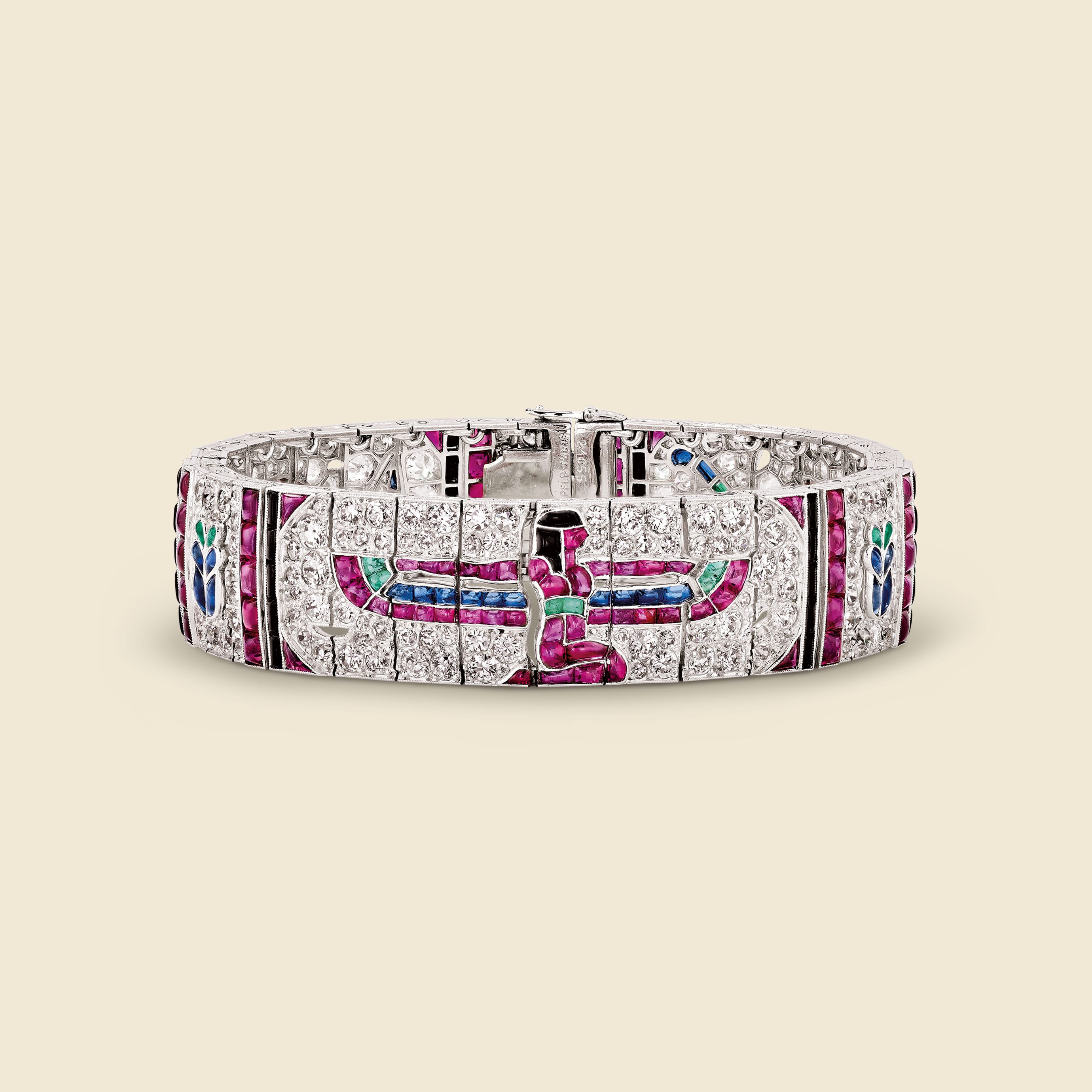 Egyptian手镯，1924年，铂金，蓝宝石，红宝石，祖母绿，缟玛瑙，钻石。Van Cleef & Arpels'梵克雅宝典藏系列。