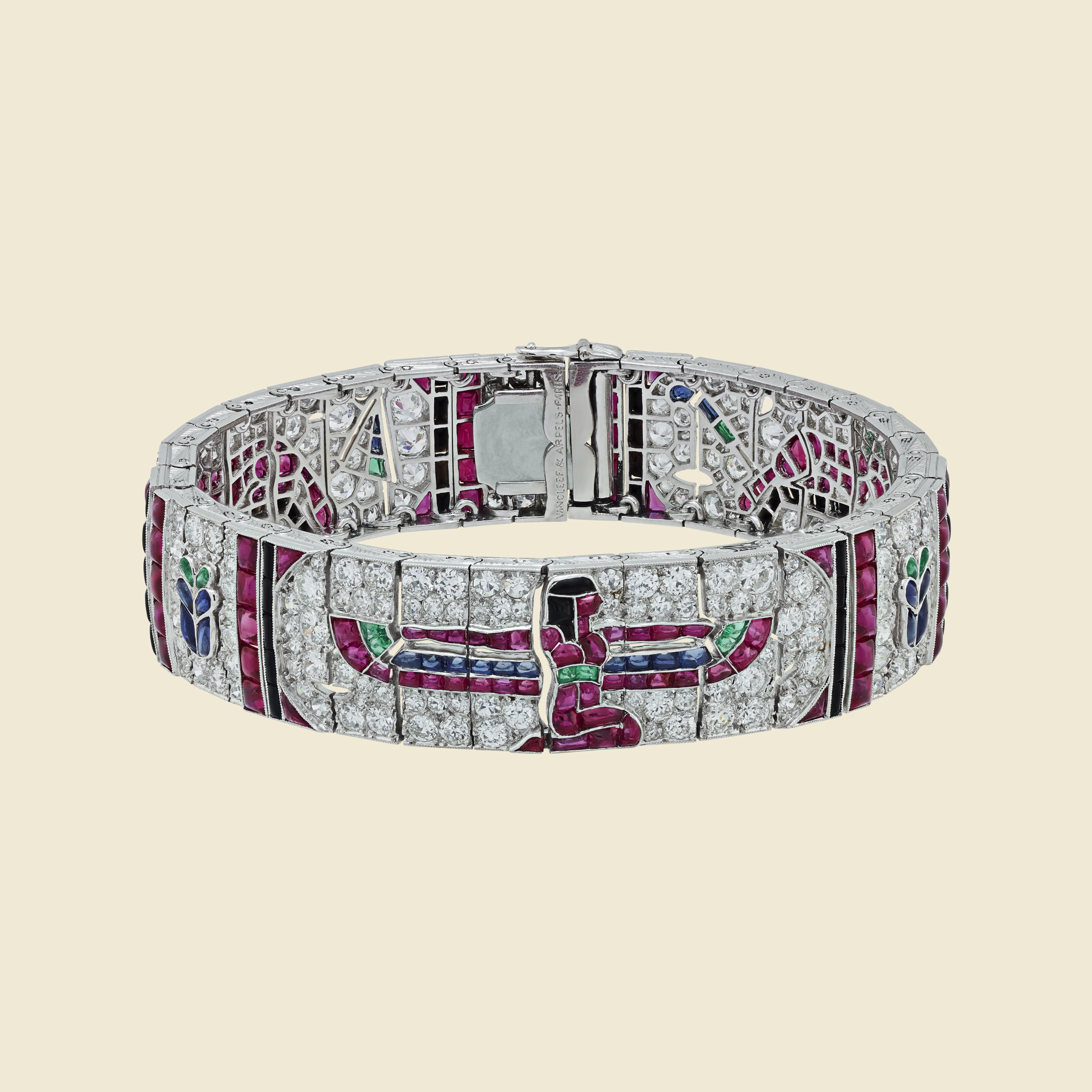 Egyptian手镯，1924年，铂金，蓝宝石，红宝石，祖母绿，缟玛瑙，钻石。Van Cleef & Arpels'梵克雅宝典藏系列。