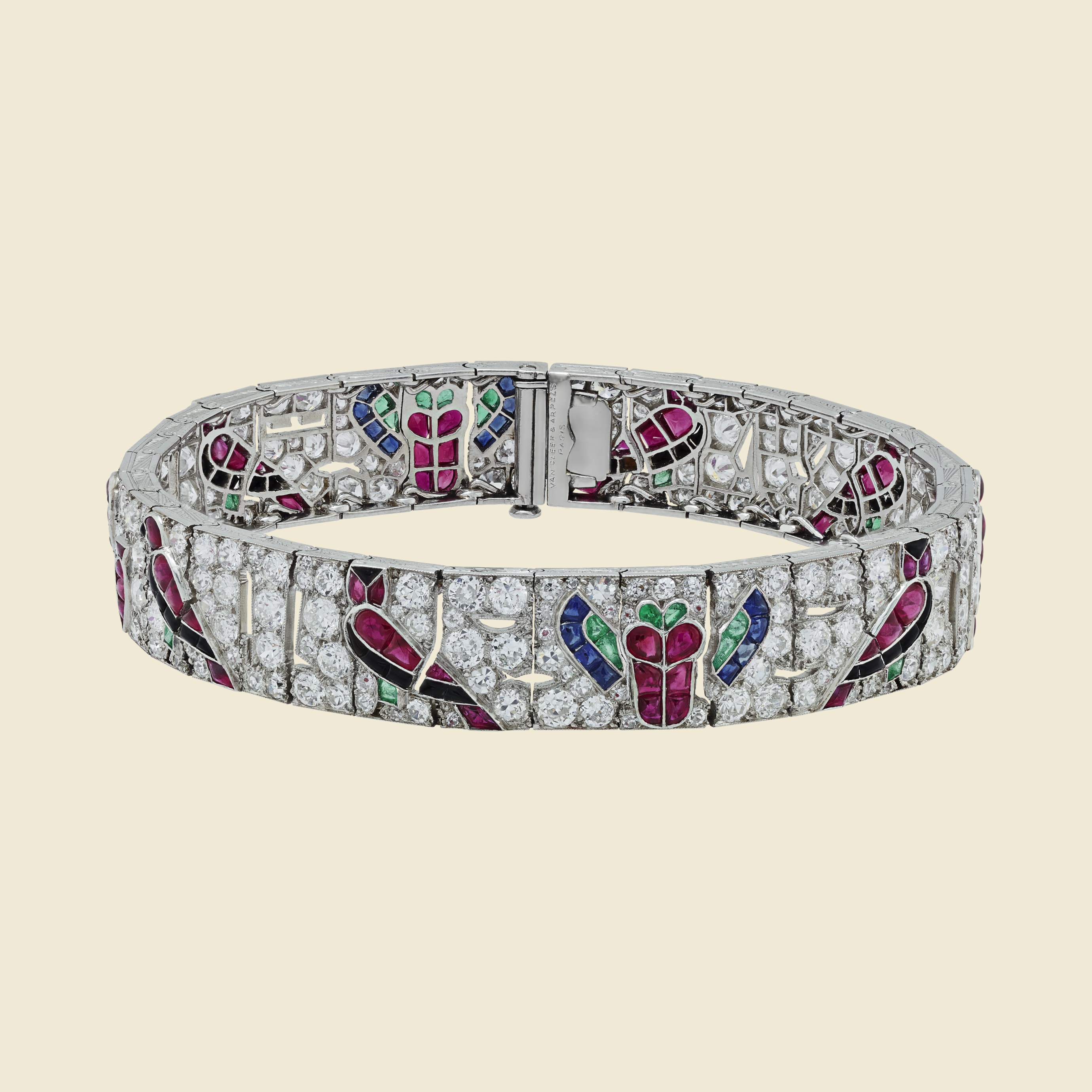 埃及灵感手镯，1924年，铂金，蓝宝石，红宝石，祖母绿，缟玛瑙，钻石。Van Cleef & Arpels梵克雅宝。