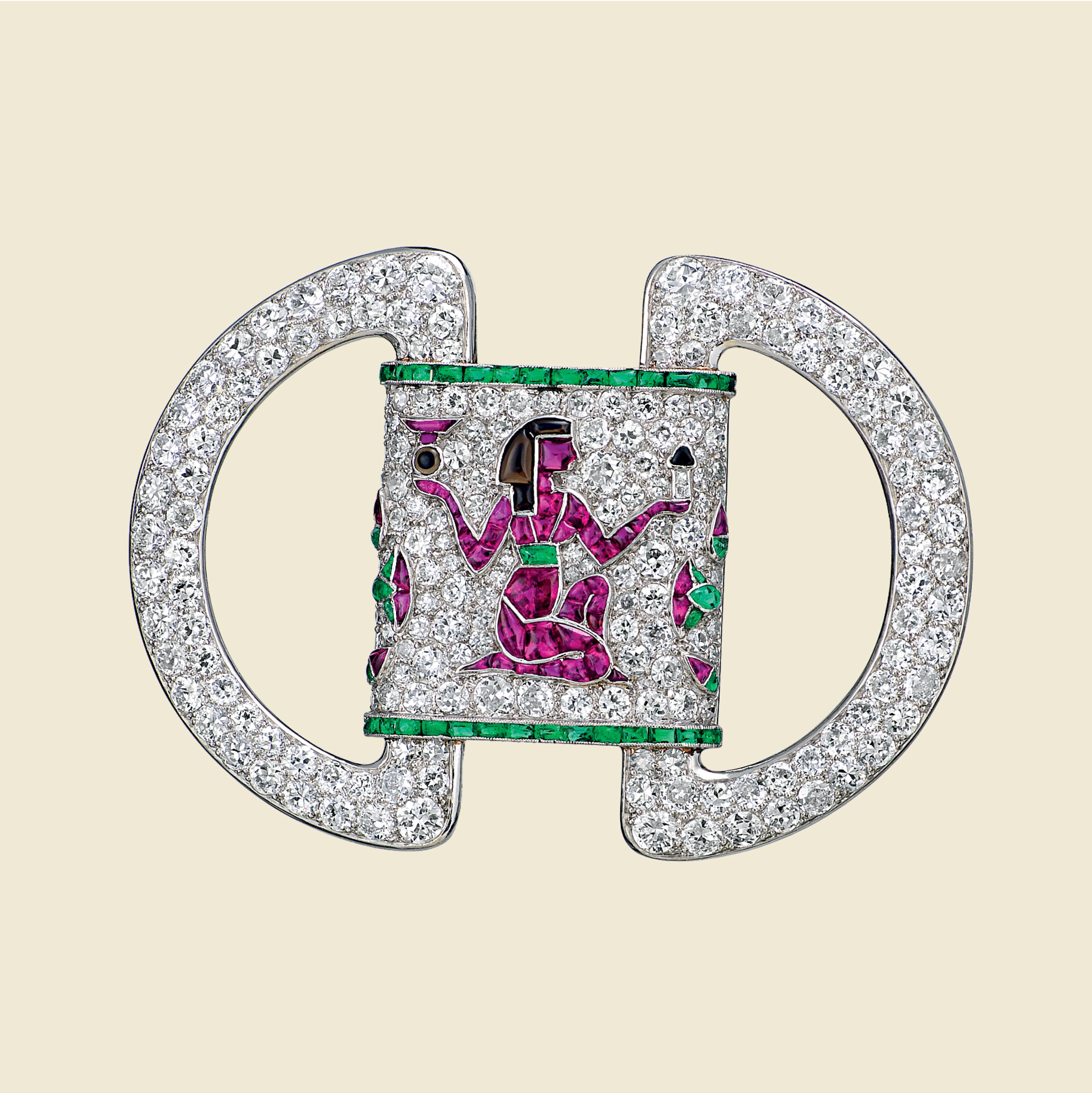"埃及灵感胸针，1925年，铂金，祖母绿，红宝石，缟玛瑙，钻石 Van Cleef & Arpels'梵克雅宝典藏系列"