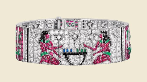 Egyptian手镯，1924年，铂金，蓝宝石，红宝石，祖母绿，缟玛瑙，钻石。Van Cleef & Arpels'梵克雅宝典藏系列