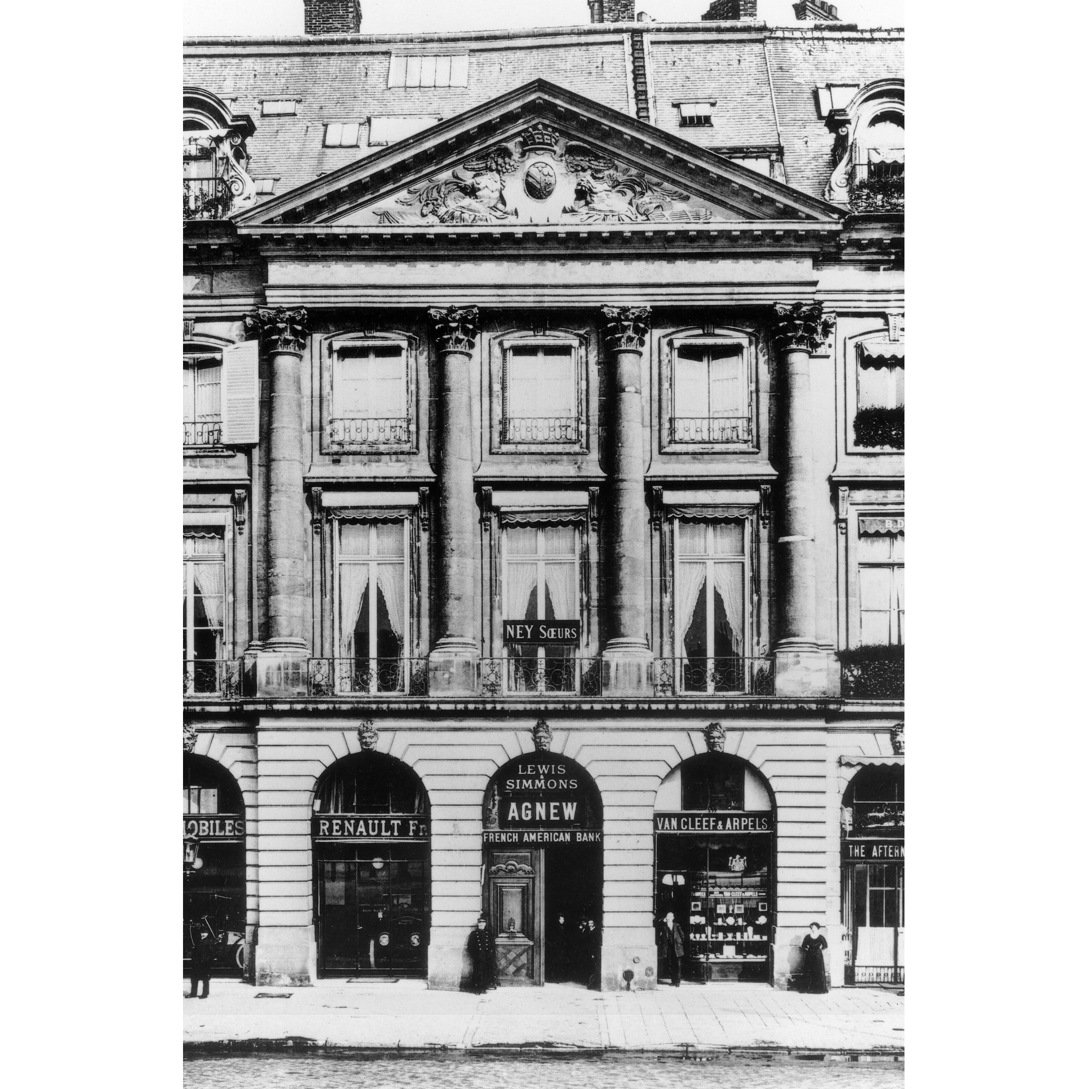 The Van Cleef & Arpels boutique, 22 place Vendôme, circa 1906. Van Cleef & Arpels Archives.