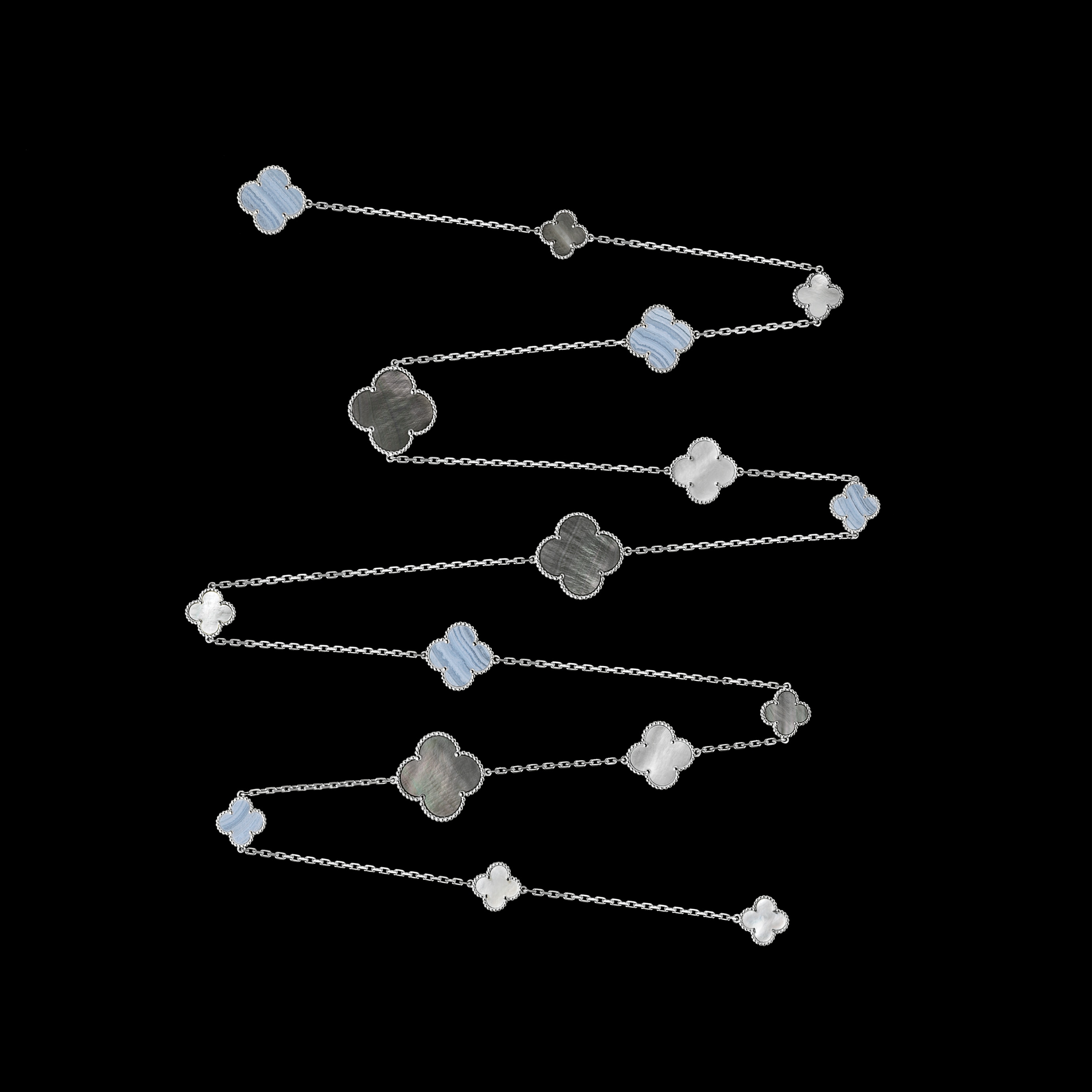 Magic Alhambra长项链，16枚四叶幸运图案，白K金，玉髓，珍珠母贝