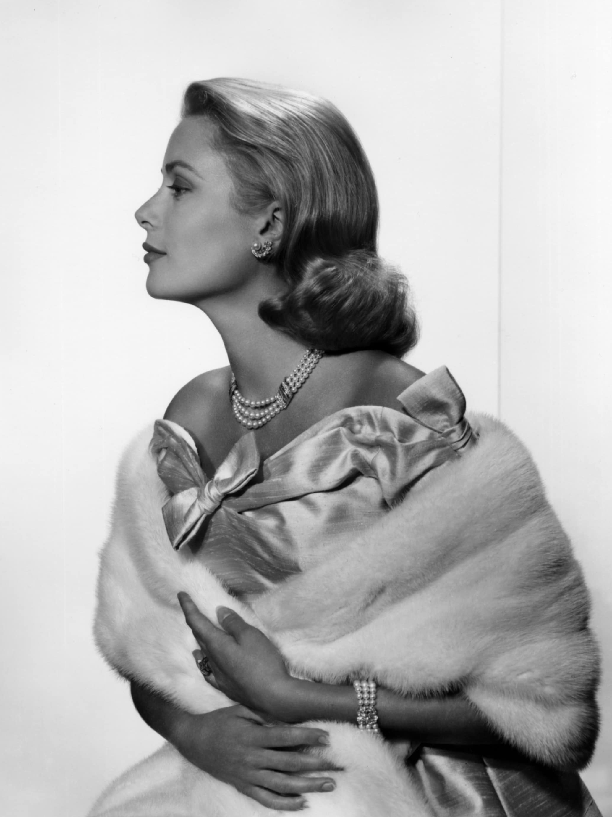 Portrait de S.A.S. la princesse Grace de Monaco portant la parure Van Cleef & Arpels offerte pour leur mariage par S.A.S. le prince Rainier III de Monaco, 1956, Van Cleef & Arpels