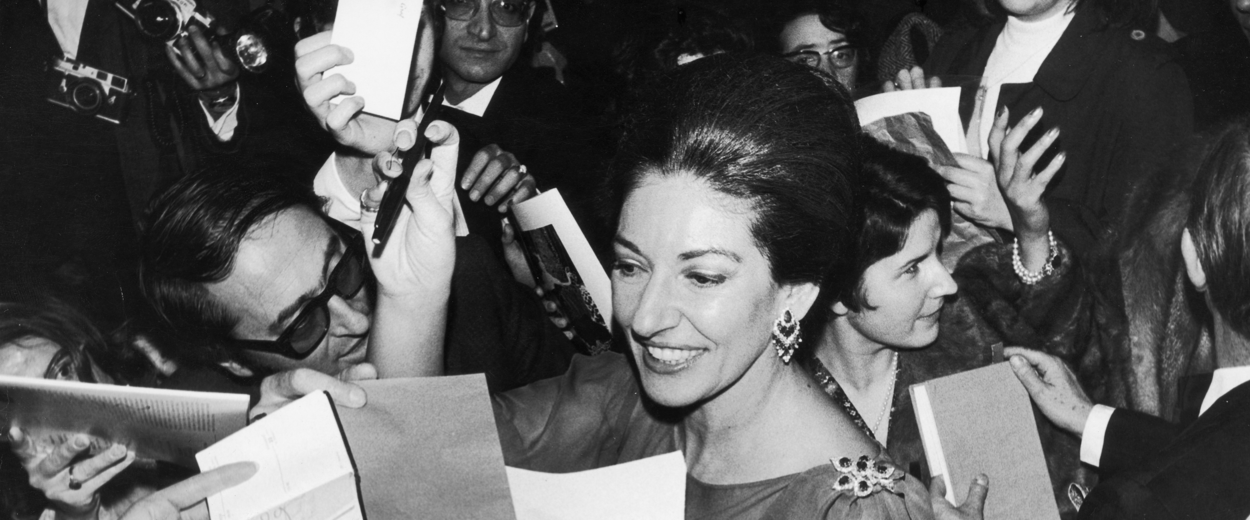 玛莉亚·卡拉斯在香榭丽舍大街剧院的个人演唱会后签名，1973年，Van Cleef & Arpels梵克雅宝