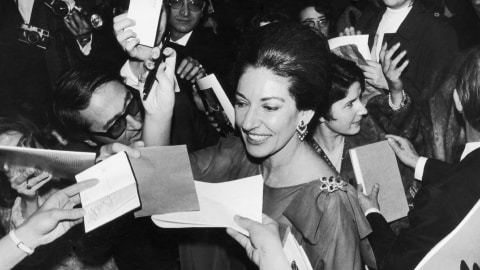 玛莉亚·卡拉斯在香榭丽舍大街剧院的个人演唱会后签名，1973年，Van Cleef & Arpels梵克雅宝