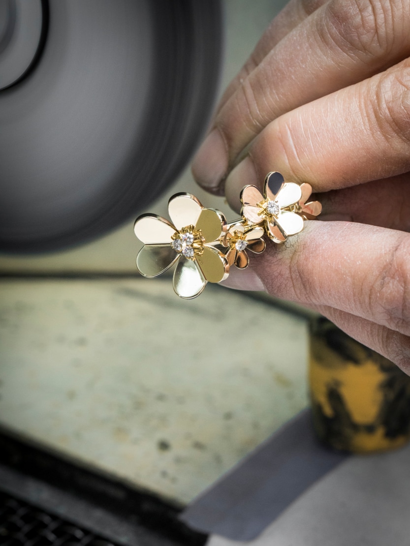 File polishing work. Frivole bracelet, 7 flowers, medium model, yellow gold, diamonds. Frivole collection, Van Cleef & Arpels.
