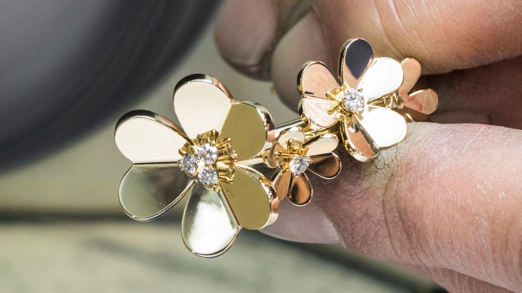 File polishing work. Frivole bracelet, 7 flowers, medium model, yellow gold, diamonds. Frivole collection, Van Cleef & Arpels.