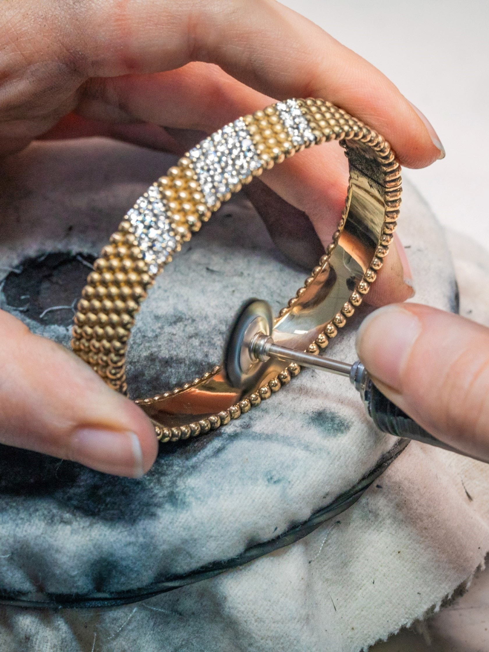 Brush polishing work on the Perlée® diamonds bracelet, 5 rows, Van Cleef & Arpels.