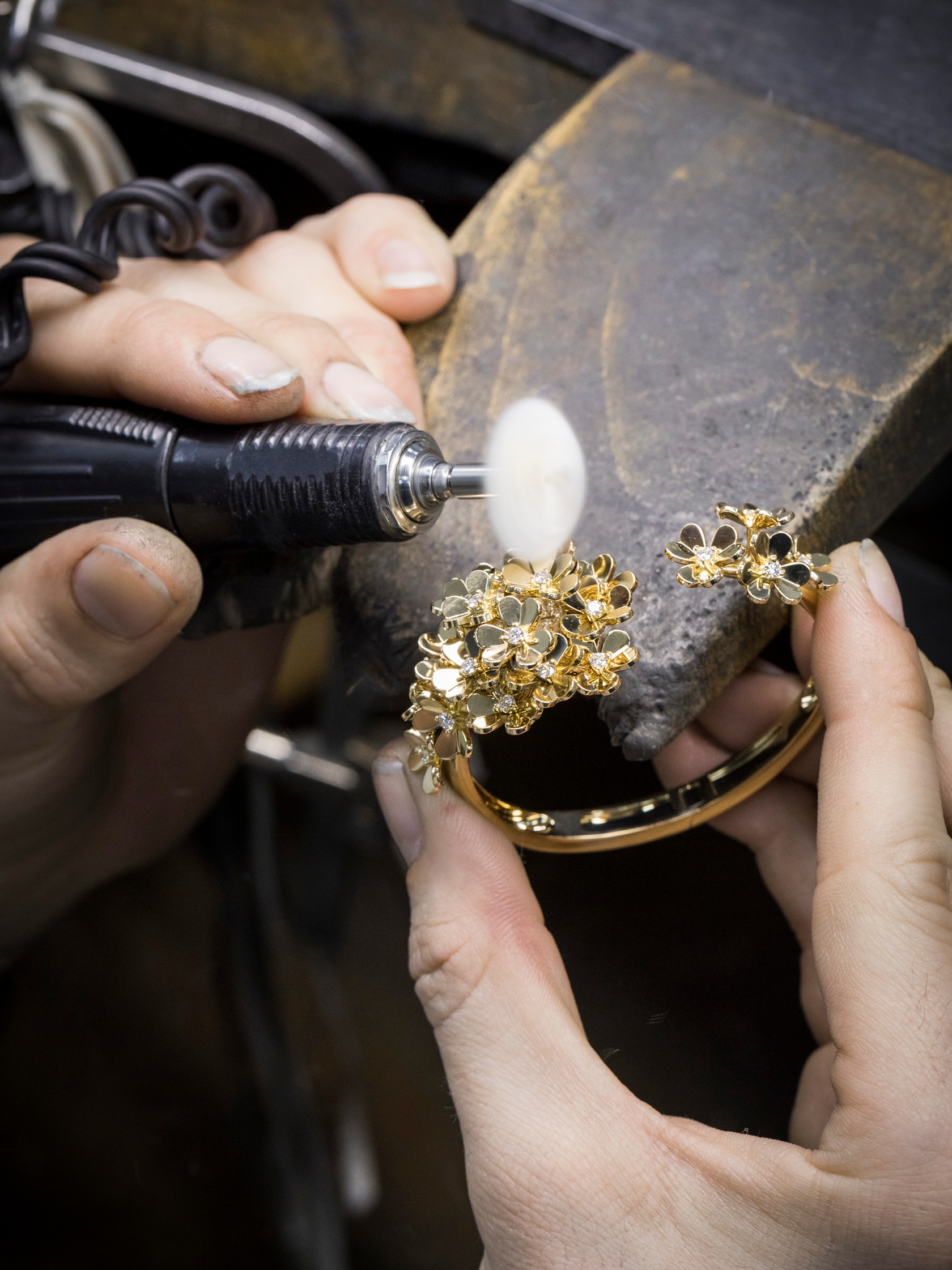 Final polishing work Frivole®  Secrète watch, medium model, 18K yellow gold, diamonds. Frivole®  collection, Van Cleef & Arpels.