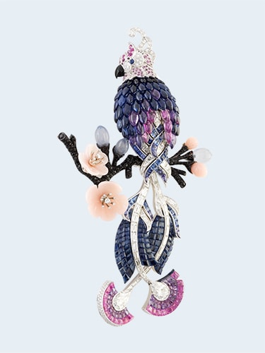 Perroquets胸针。白K金,圆形、长方形切割及梨形切割钻石,圆形及长方形切割彩色蓝宝石,凸圆形切割蓝宝石,缟玛瑙,玉髓,粉红色欧泊,圆形黑色尖晶石,玫瑰金,隐密式镶嵌蓝宝石和顶部抛光马眼形切割隐密式镶嵌蓝宝石。Les Voyages Extraordinaires系列。Van Cleef & Arpels梵克雅宝。