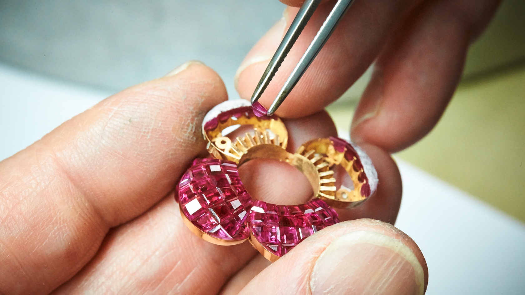 Adjusting the stones on the jewelry structure, Van Cleef & Arpels