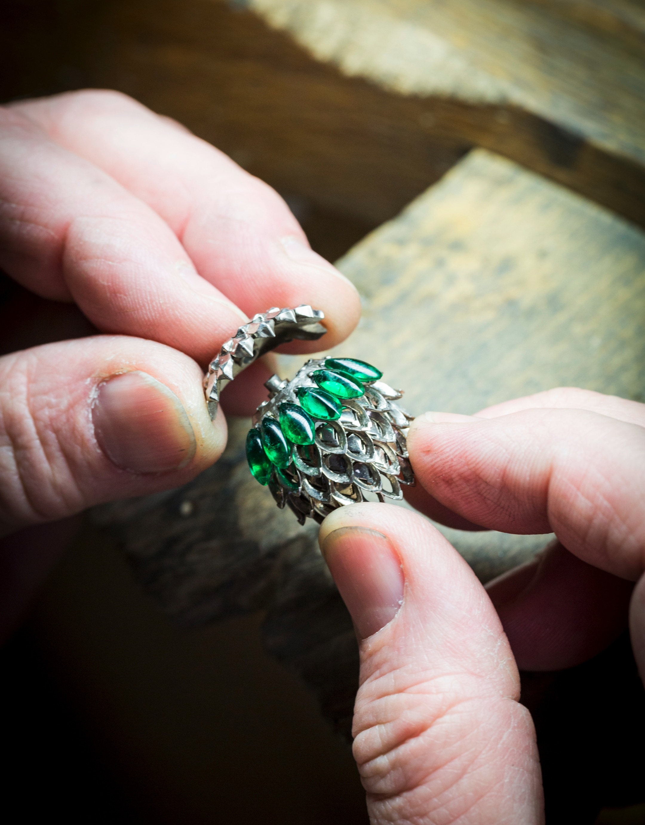 Pomme de pin胸针,2018年,白K金,玫瑰金,Navette Mystery Set榄尖形隐密式镶嵌弧面切割祖母绿,Navette Mystery Set榄尖形隐密式镶嵌钻石,祖母绿,绿玉髓,钻石,Quatre contes de Grimm系列,Van Cleef & Arpels梵克雅宝