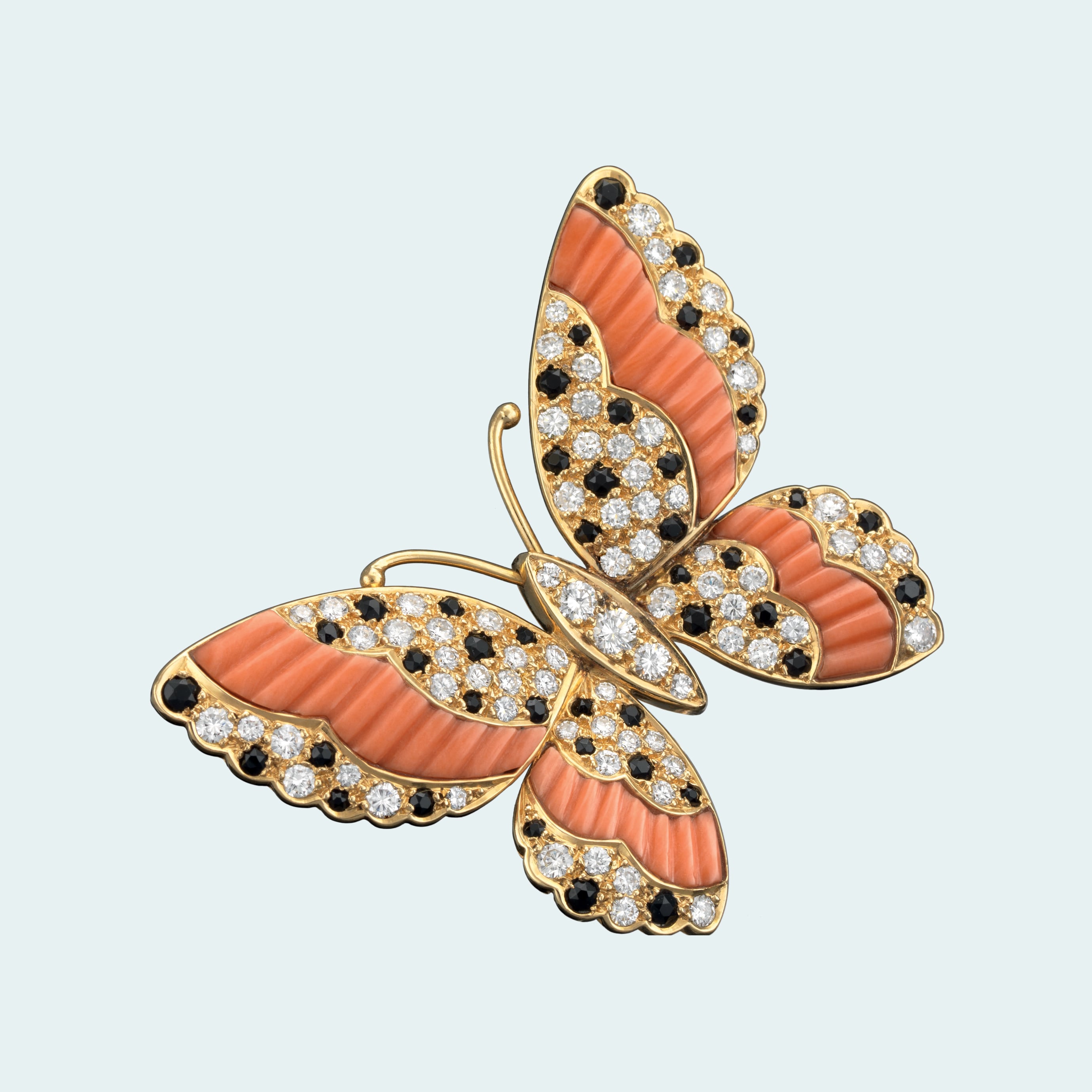 Spotted butterfly胸针,1975年。黄K金,缟玛瑙,珊瑚,钻石。Van Cleef & Arpels梵克雅宝典藏。