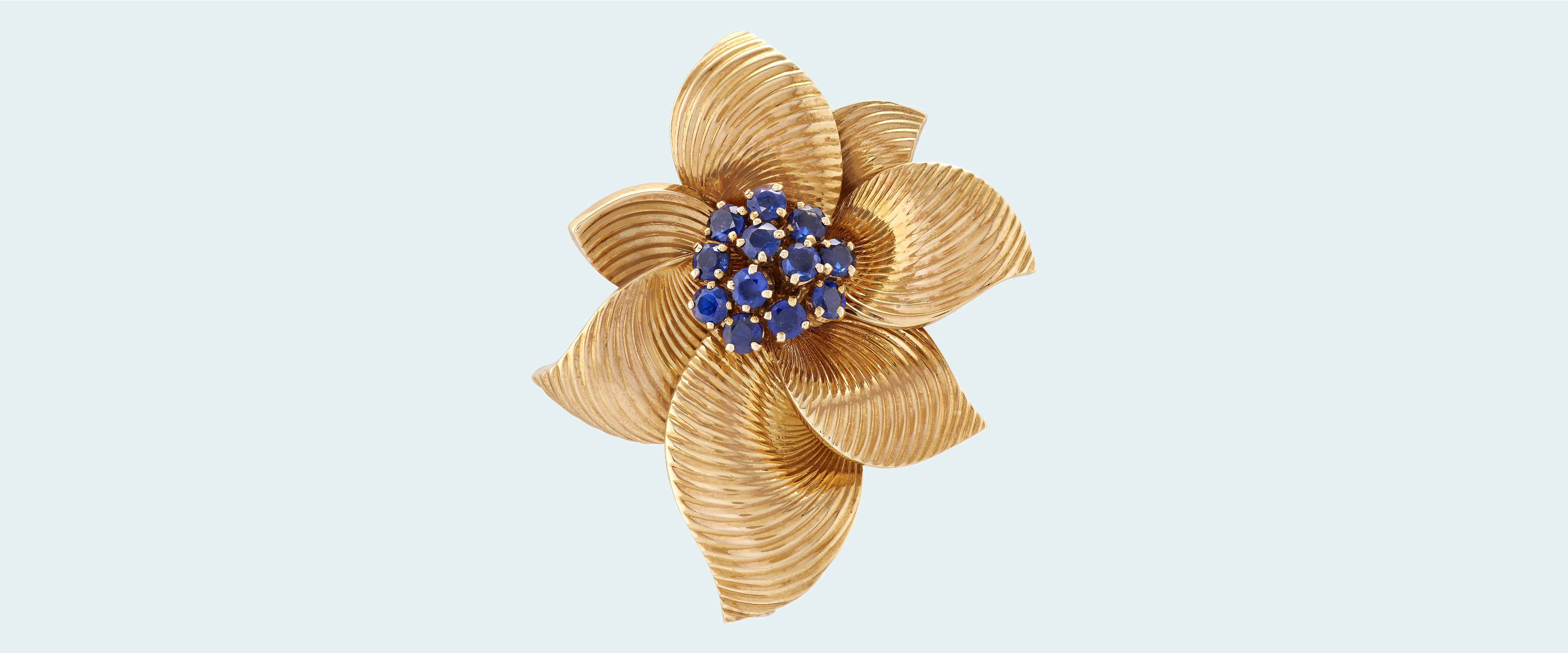 Flower胸針，1961年，黃K金，藍寶石。Van Cleef & Arpels梵克雅寶系列。