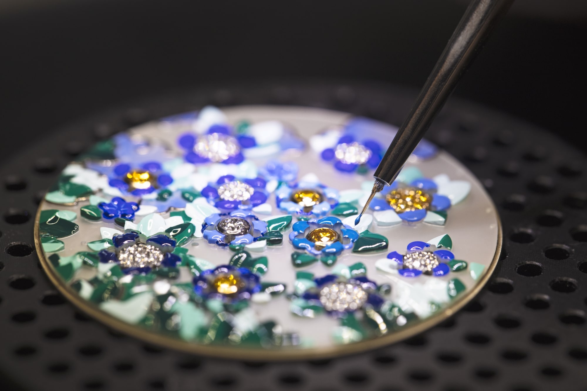 表盘上的微型花卉绘画,Van Cleef & Arpels梵克雅宝。