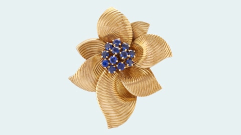 Flower胸針，1961年，黃K金，藍寶石。Van Cleef & Arpels梵克雅寶系列。