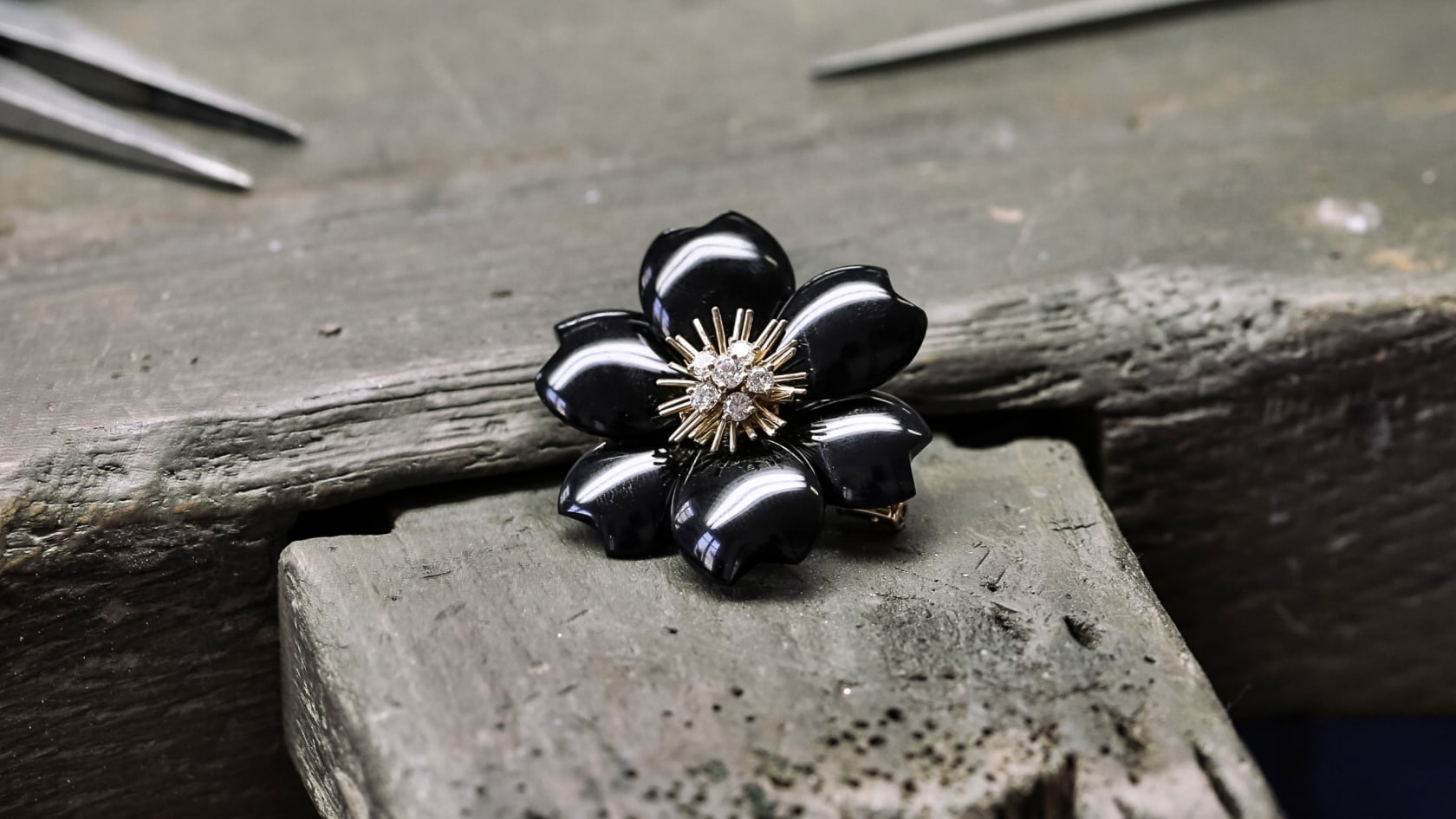 Rose de Noël clip, medium model, yellow gold, onyx, diamonds, Van Cleef & Arpels