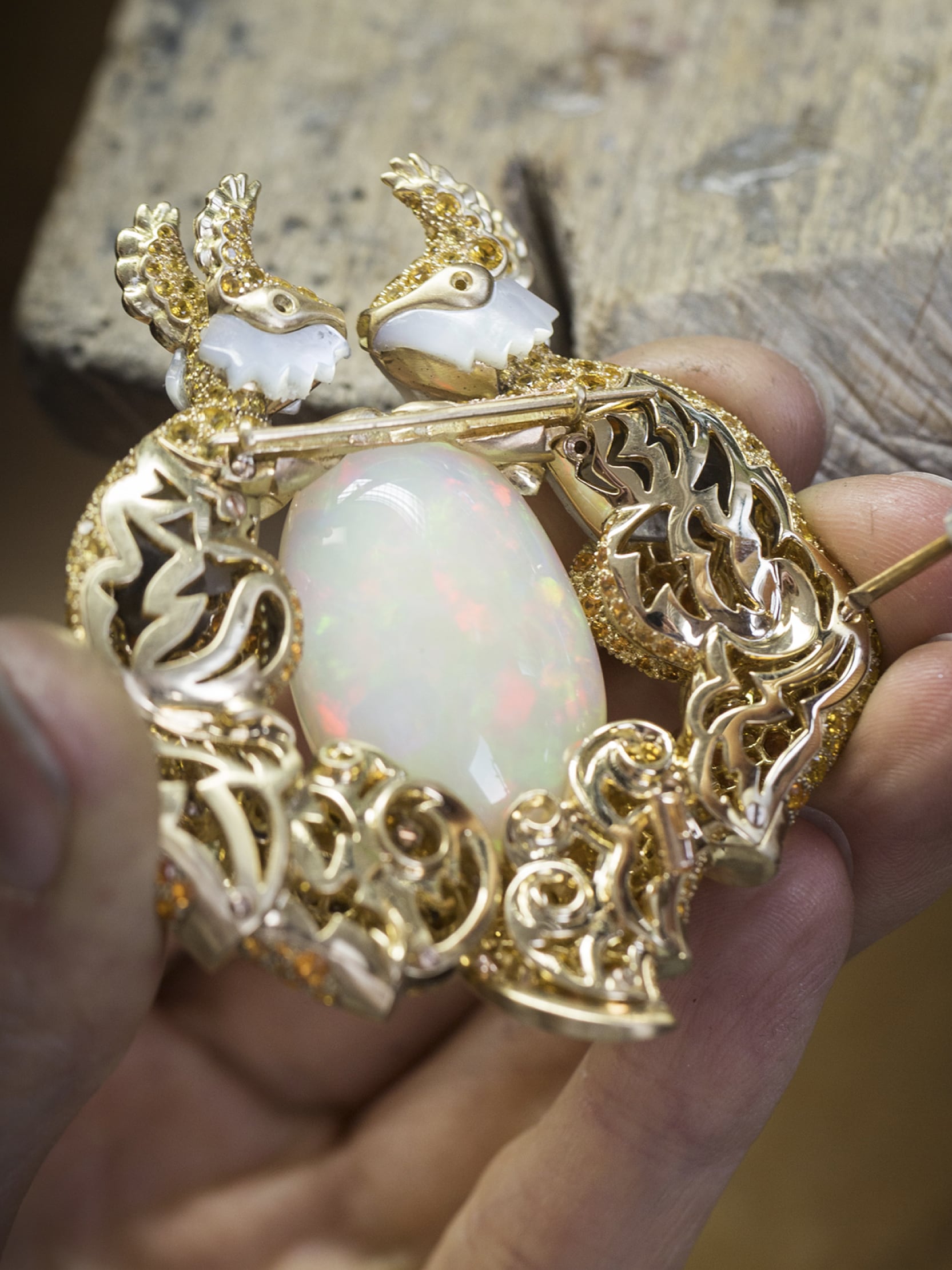 Screwing of the back grid, Ecureuils clip, Van Cleef & Arpels