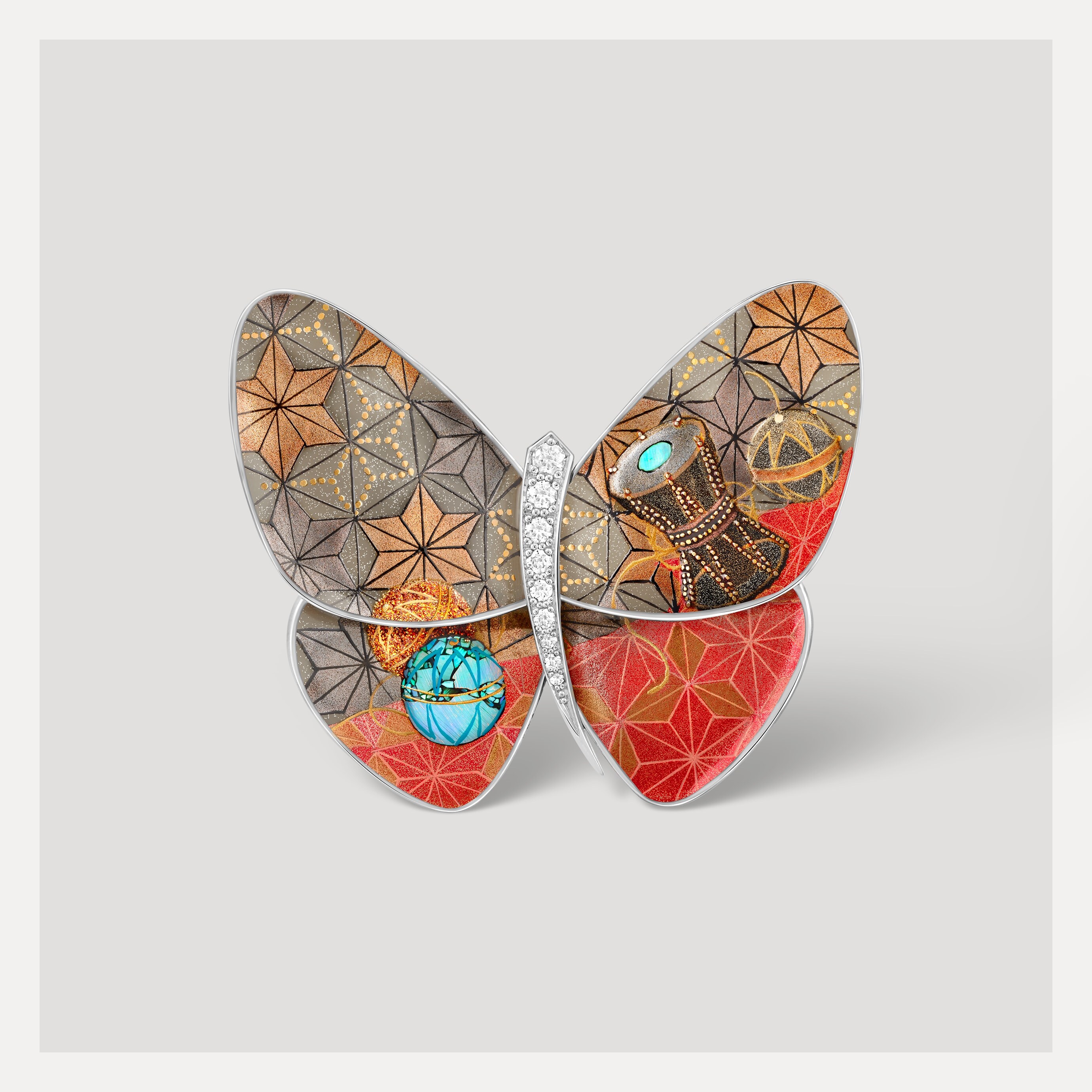 Lacquered Butterfly Tsuzumi AI胸针,镀铑18K白金,灰色珍珠母贝,漆面,钻石. Van Cleef & Arpels梵克雅宝.