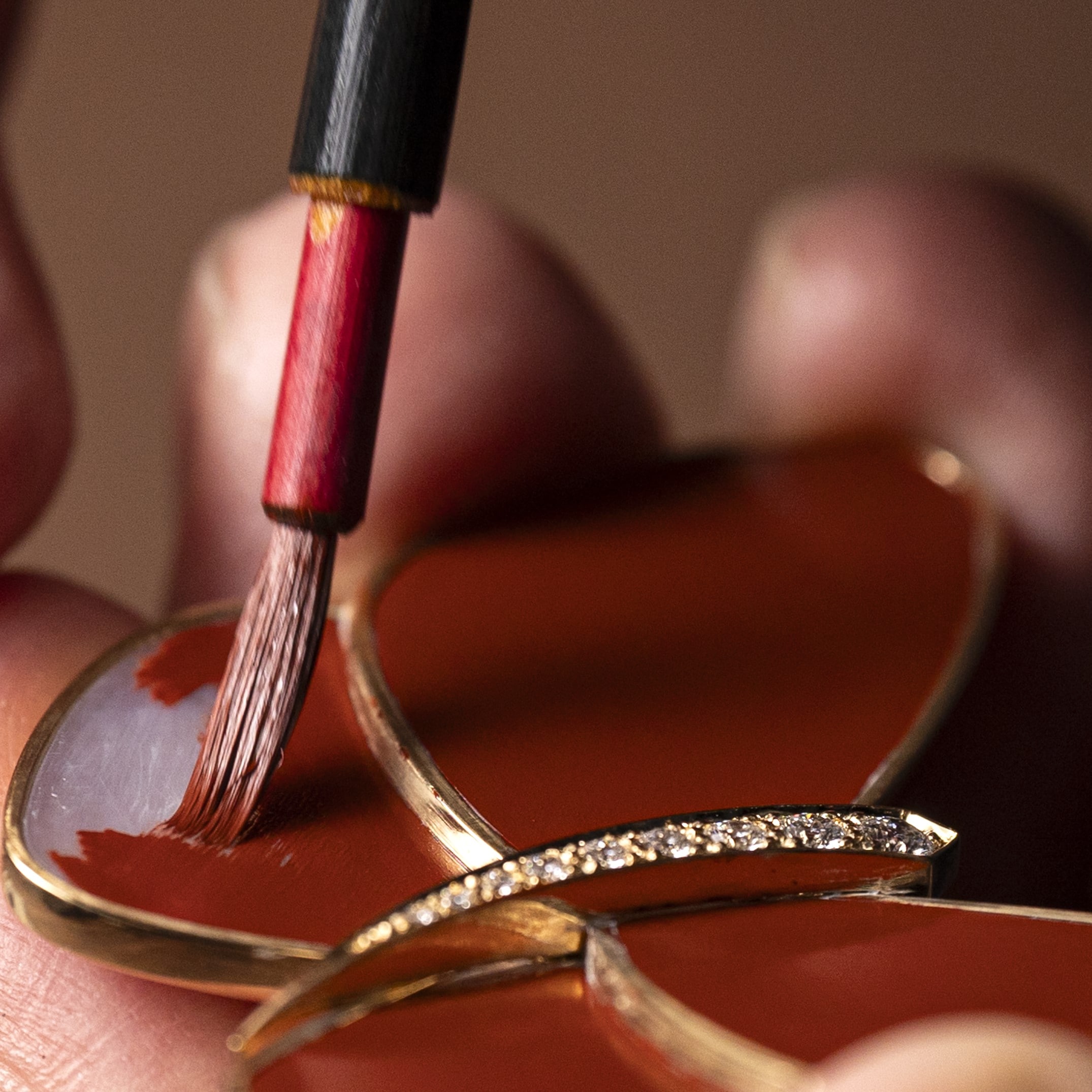 漆绘蝴蝶:日本传统的持续演变_梵克雅宝_Van Cleef & Arpels 漆绘蝴蝶:日本传统的持续演变_梵克雅宝_Van Cleef & Arpels