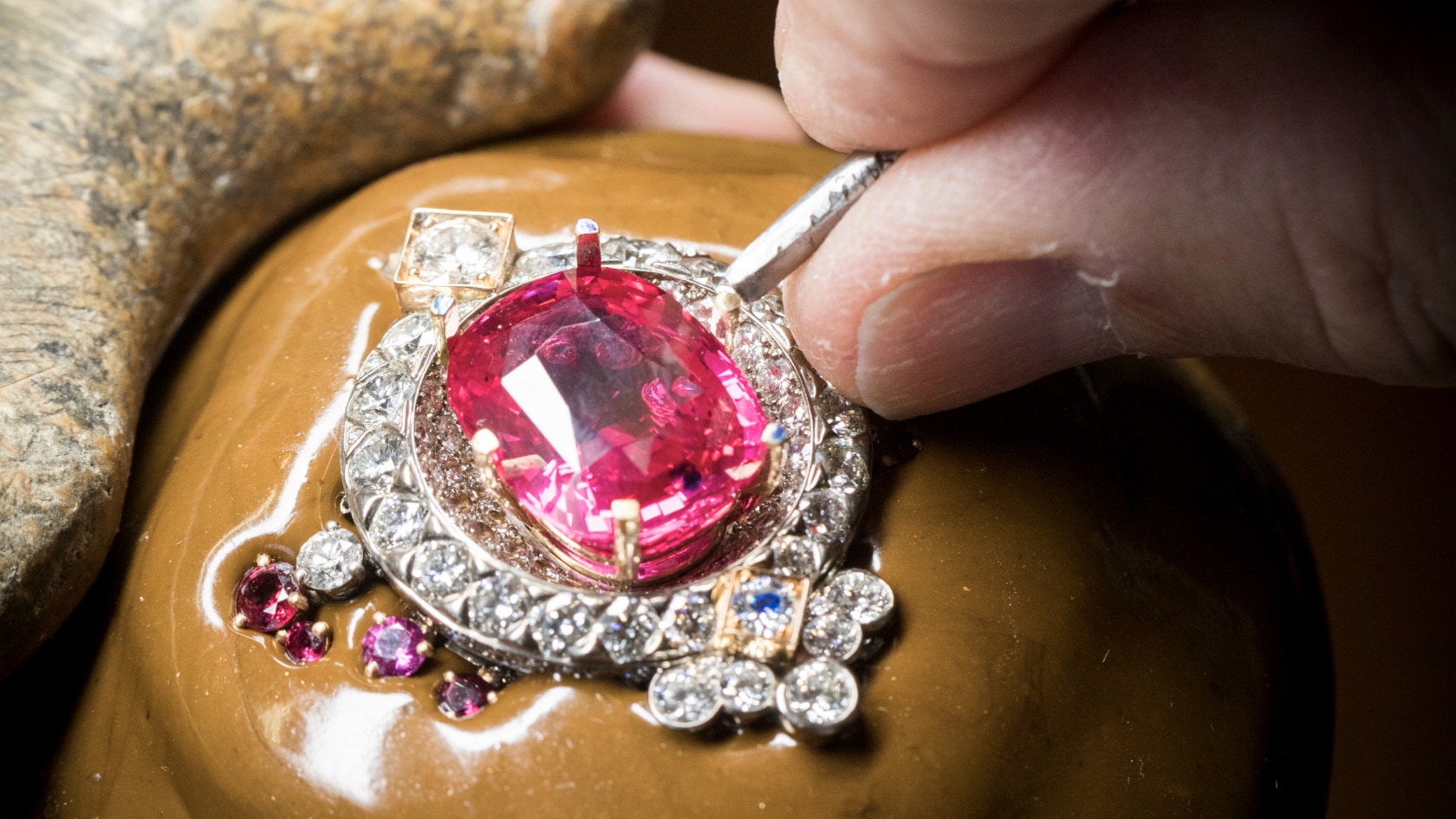 镶嵌18.12克拉的椭圆形切割红宝石（产地：坦桑尼亚），Jardin de rubis项链，Van Cleef & Arpels梵克雅宝