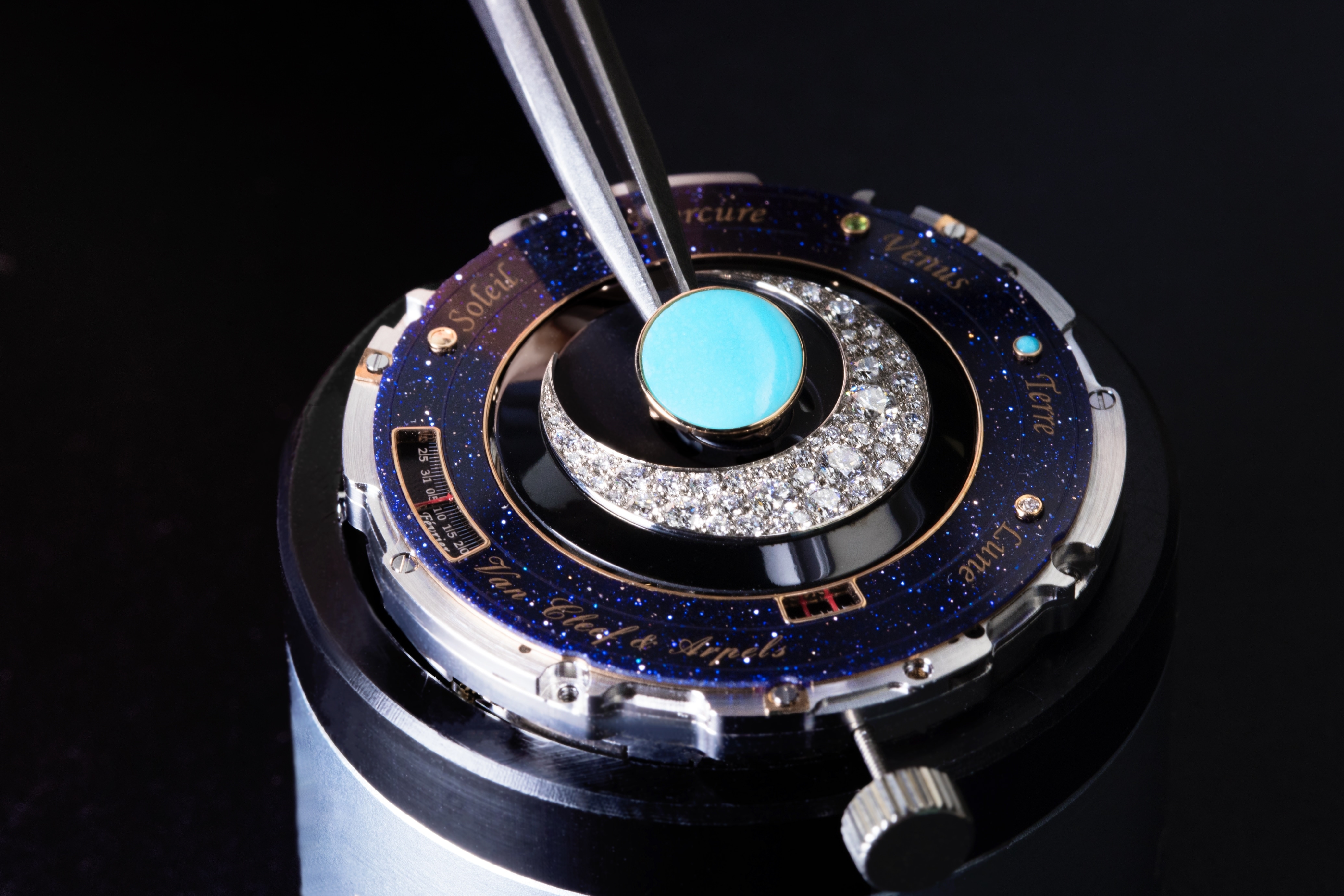 调整摆陀中央的绿松石，Lady Arpels Planétarium腕表，Poetic Complications诗意复杂功能腕表系列，Van Cleef & Arpels梵克雅宝