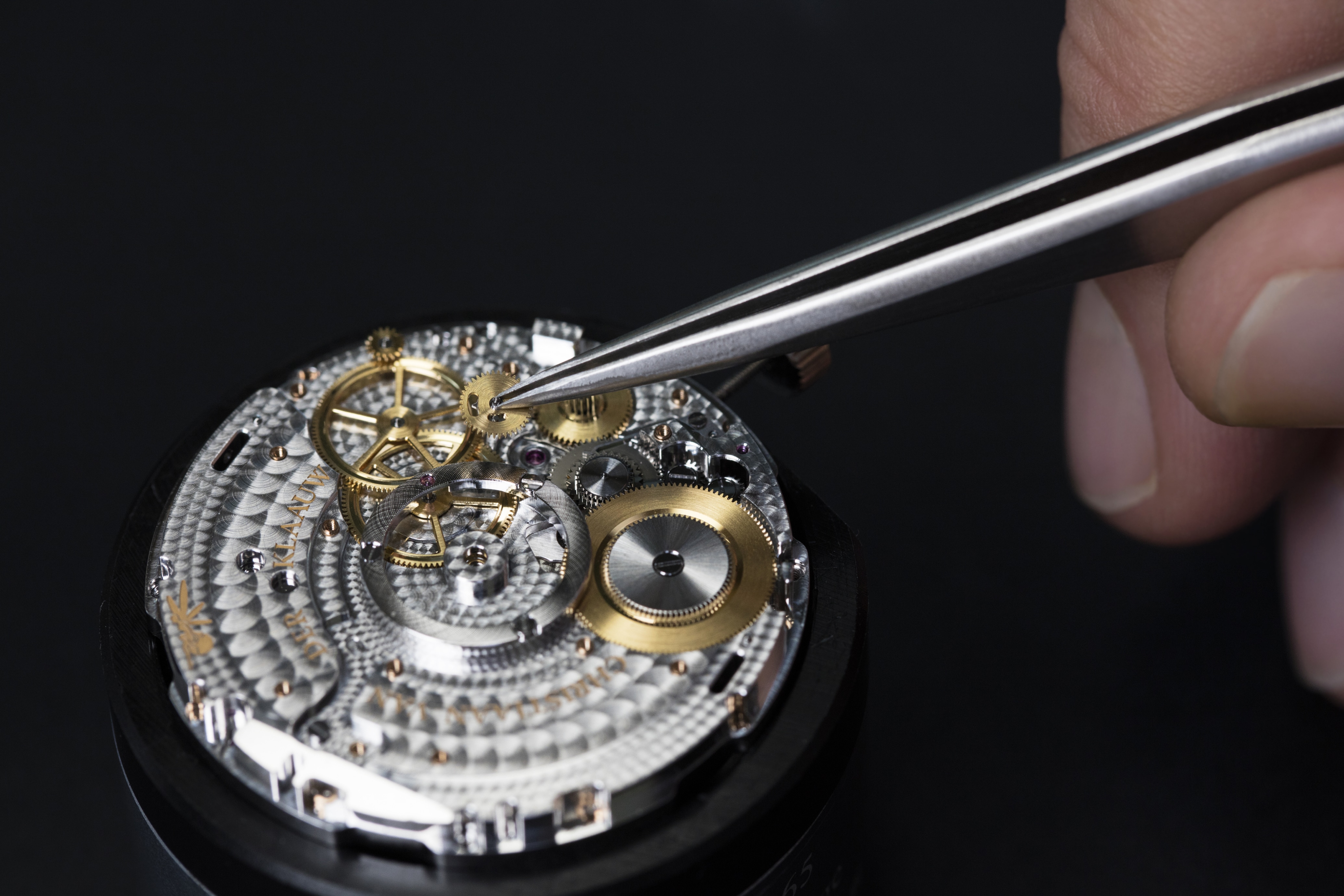 Assembly of the aventurine discs on the movement, Midnight Planétarium watch, Poetic Complications collection