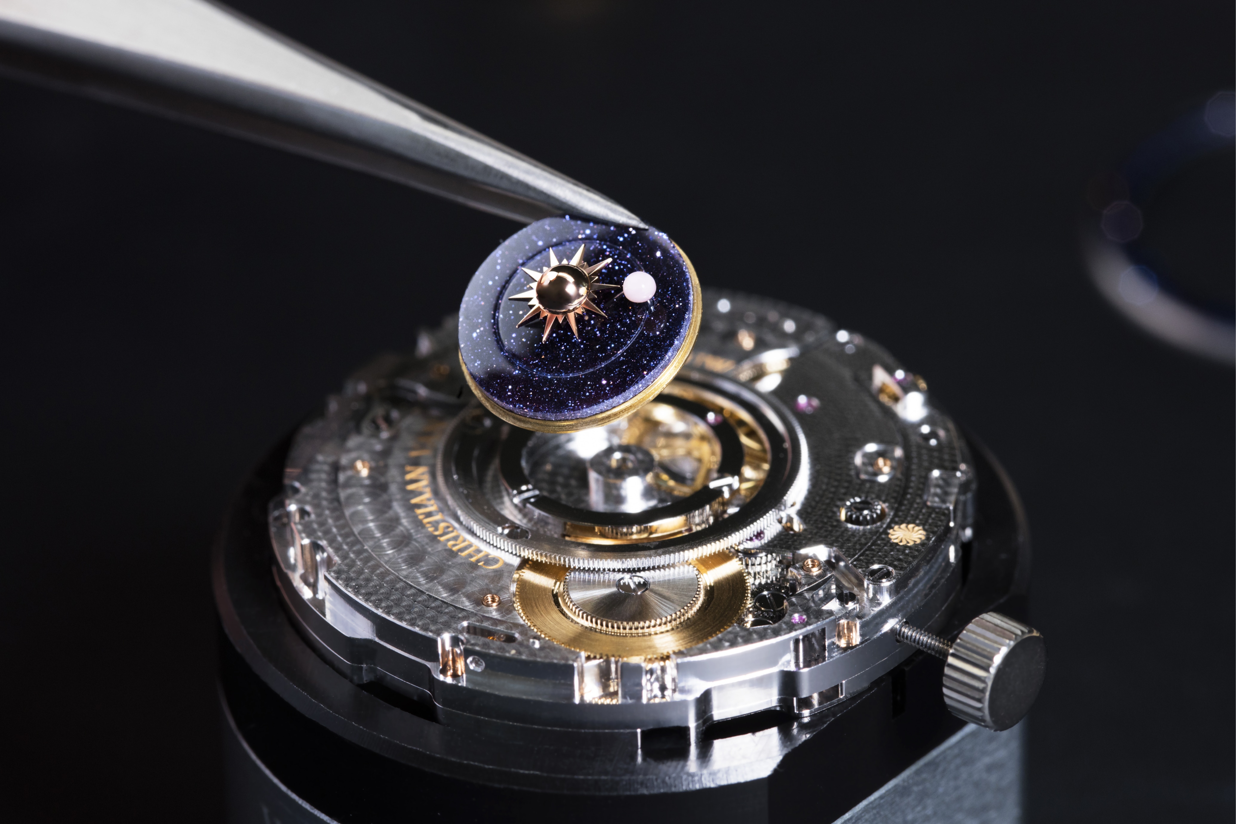 Assembly of the aventurine discs on the movement, Midnight Planétarium watch, Poetic Complications collection