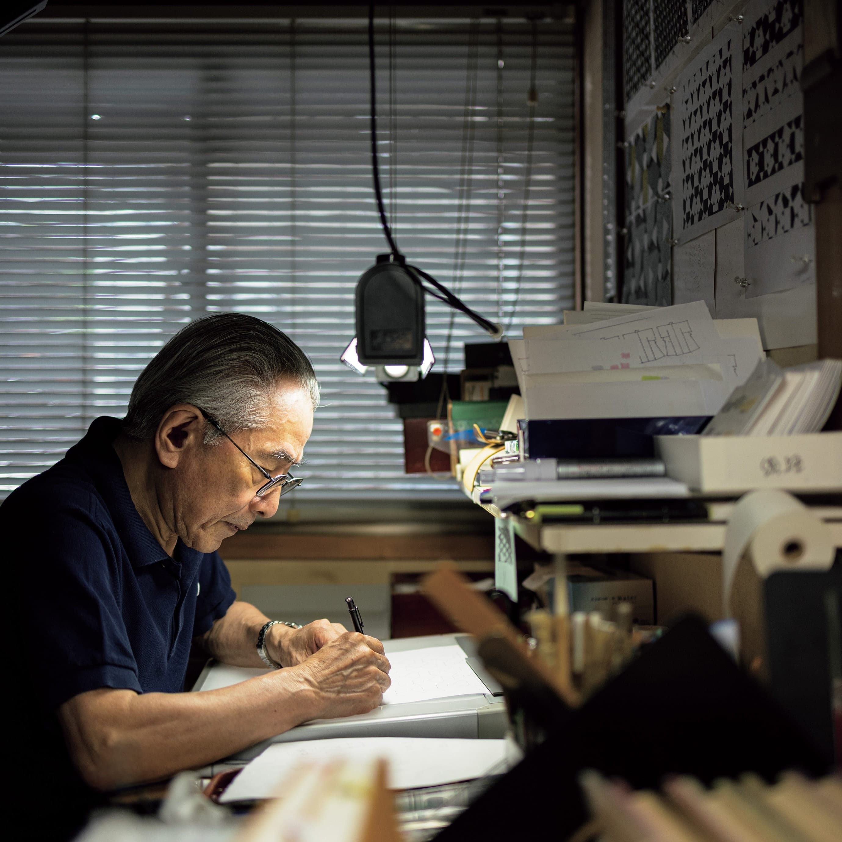 森口大师在他的工作坊中设计珍宝盒。Van Cleef & Arpels梵克雅宝。