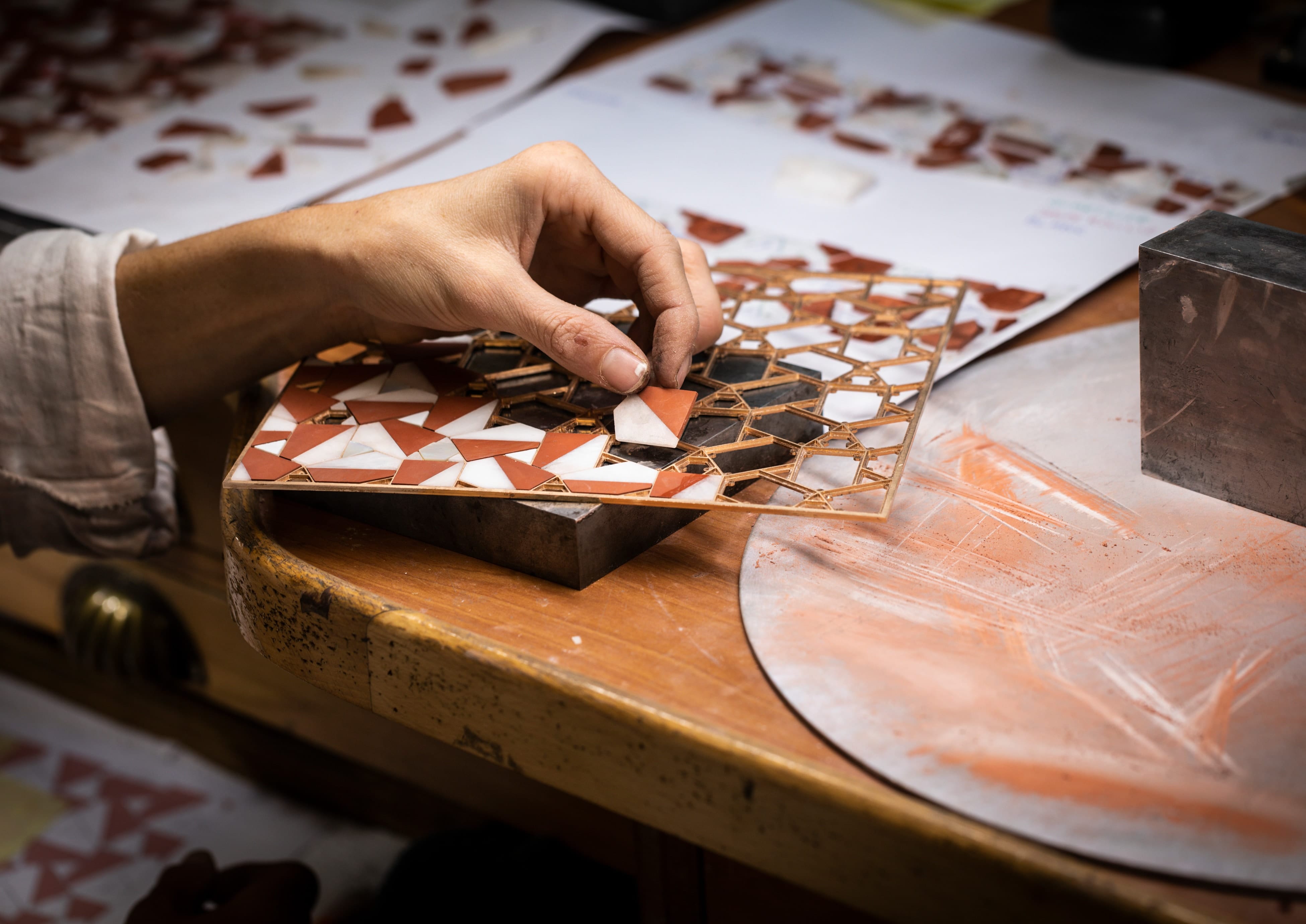 控制将红碧玉、白色石英、玛瑙和珍珠母贝组件镶嵌至金质结构的过程。珍宝盒，Van Cleef & Arpels梵克雅宝。