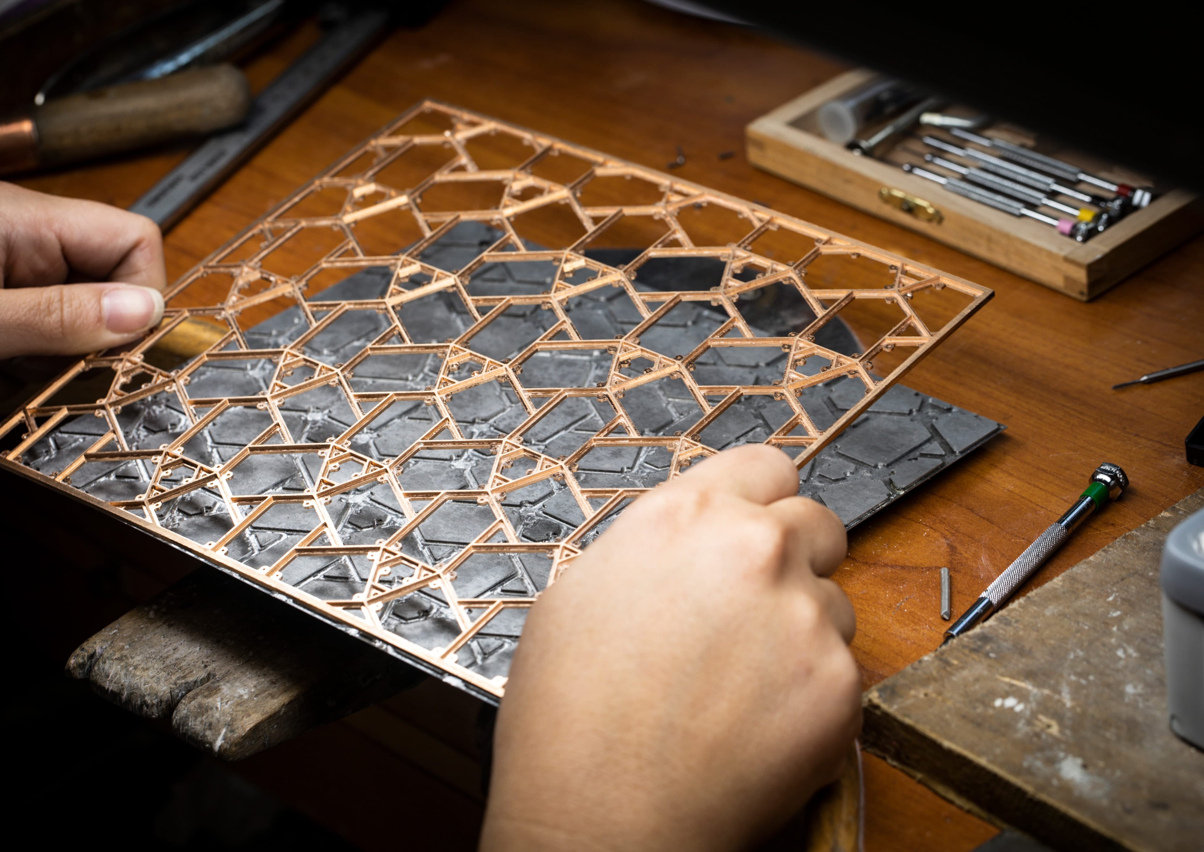 组装金质与铝质结构。珍宝盒，Van Cleef & Arpels梵克雅宝。