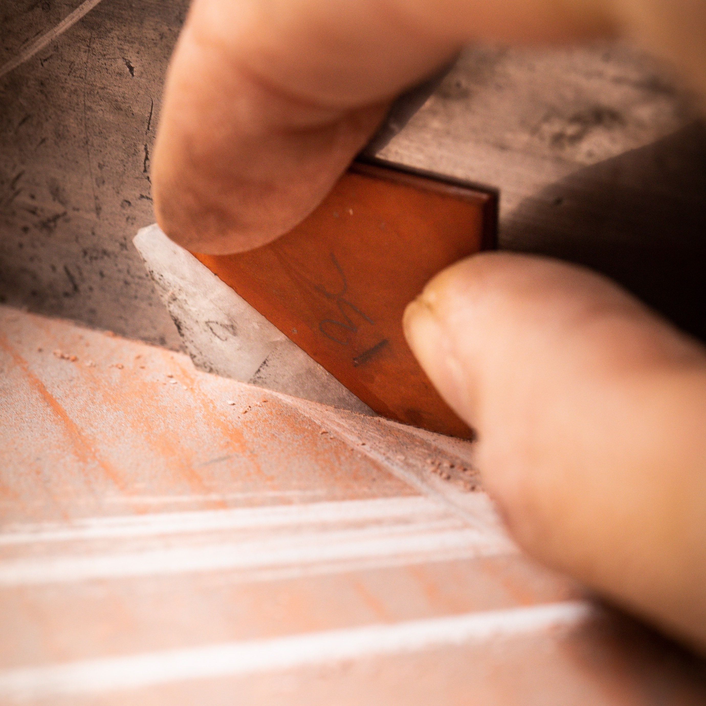 Cutting the red jasper and white quartzite elements. Precious boxes, Van Cleef & Arpels.
