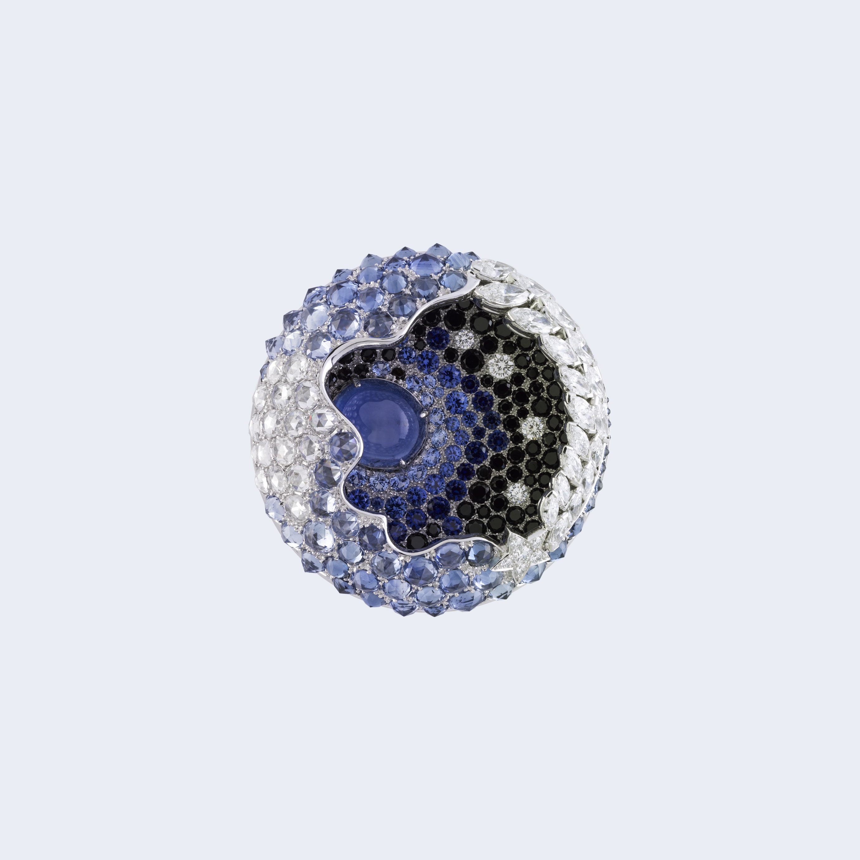 "Columbiad Bleu胸针,白K金,一颗6.33克拉的凸圆形切割星形蓝宝石(产地:斯里兰卡),蓝宝石,黑色尖晶石,钻石,Les Voyages Extraordinaires™系列非凡之旅系列,Van Cleef & Arpels梵克雅宝 "