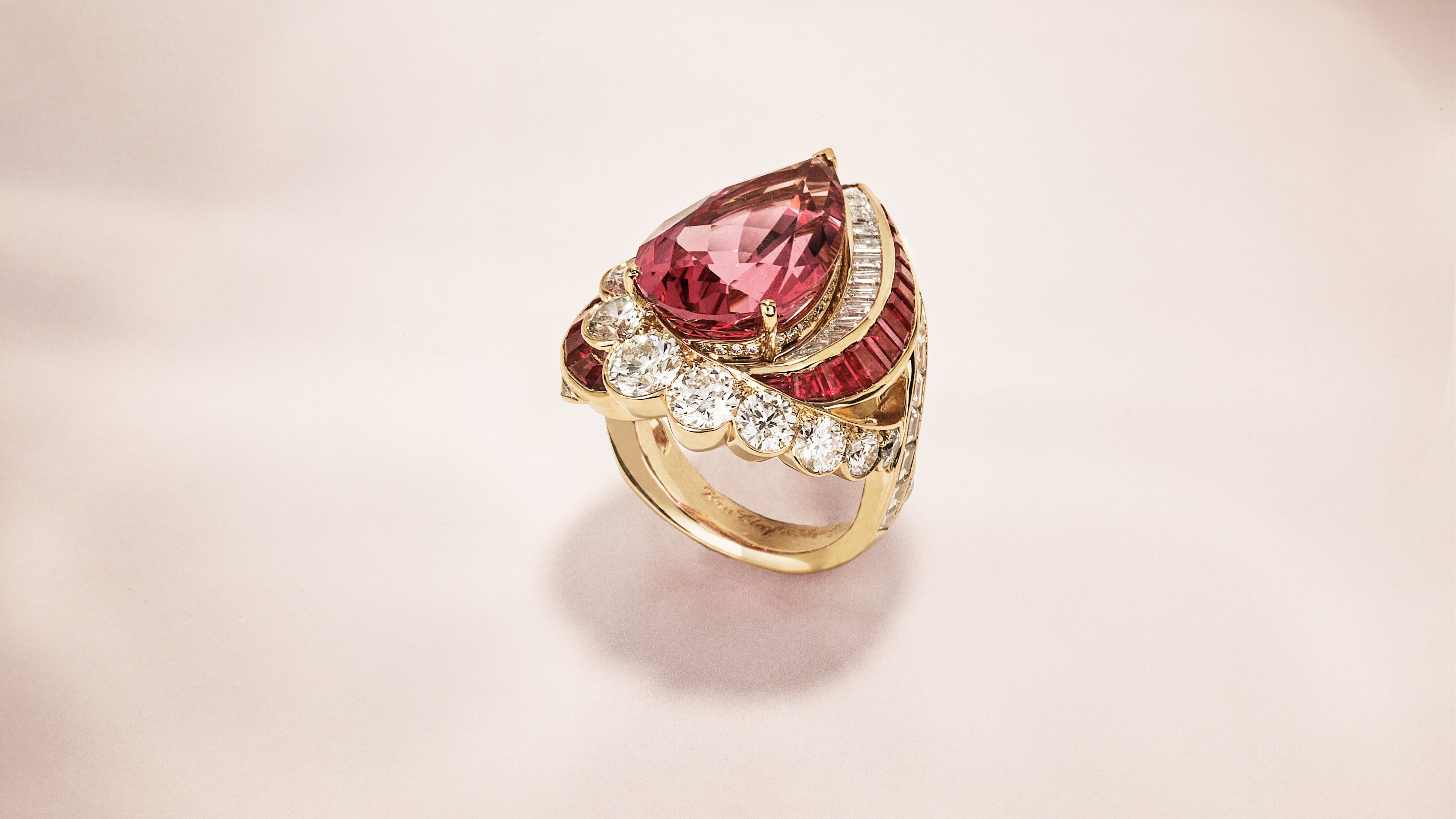 Goutte de spinelle戒指,玫瑰金,一颗14.34克拉的梨形粉红色尖晶石,红宝石,钻石,Seven Seas系列,Van Cleef & Arpels梵克雅宝