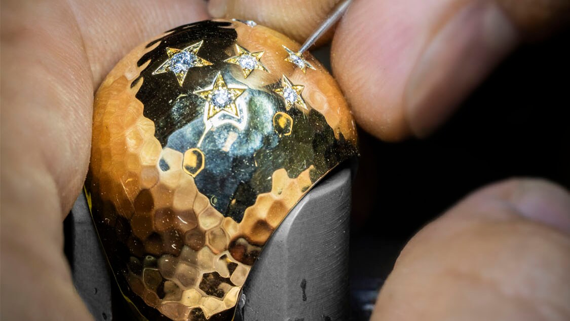 戒指，黄K金，钻石。Sous les étoiles系列，Van Cleef & Arpels梵克雅宝