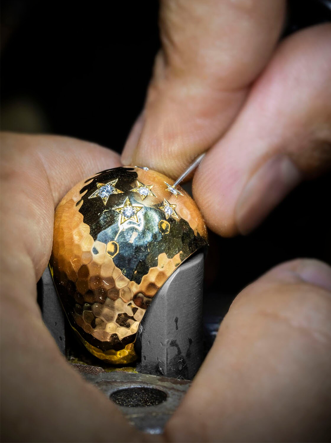 戒指，黄K金，钻石。Sous les étoiles系列，Van Cleef & Arpels梵克雅宝